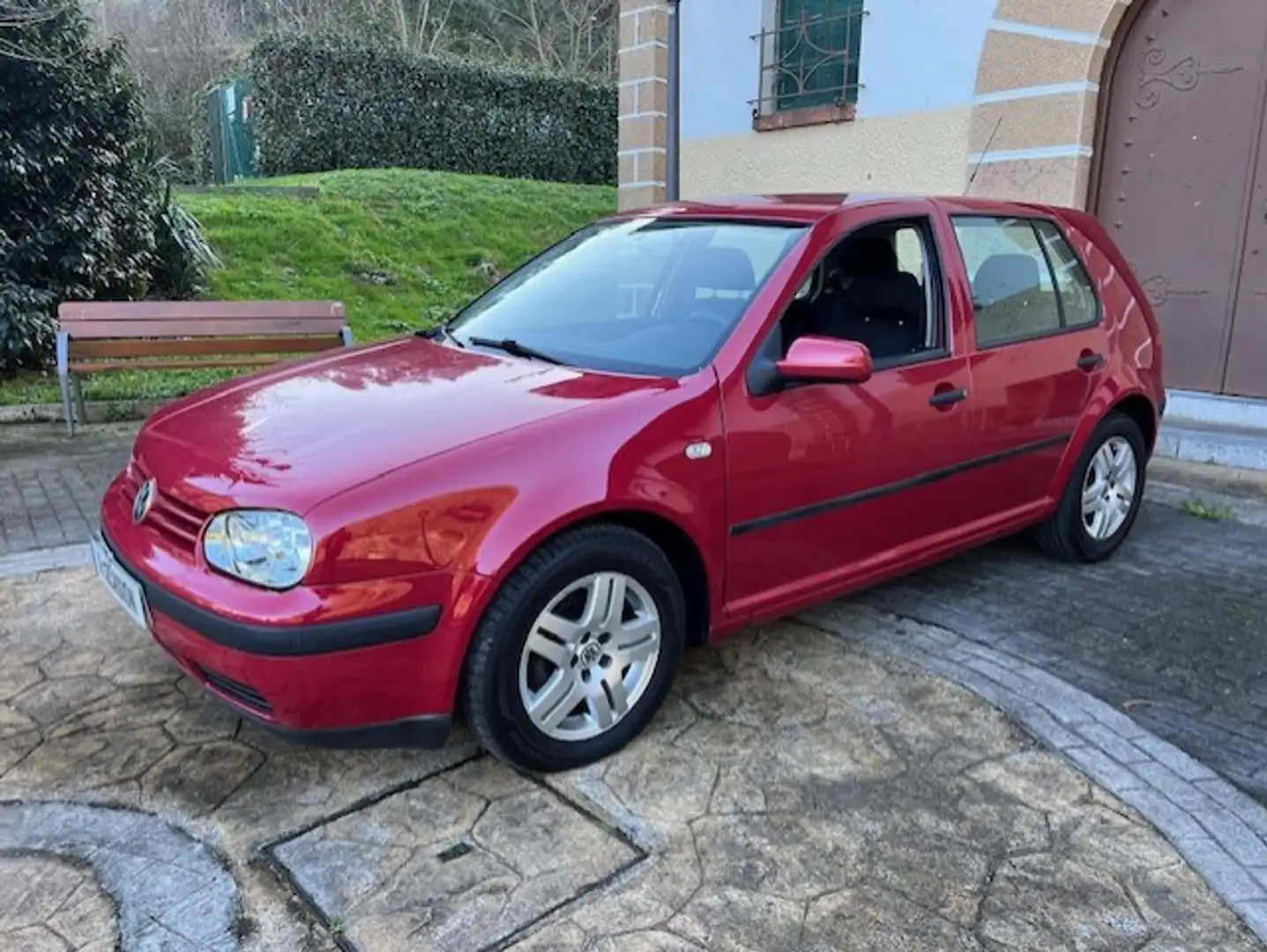 Volkswagen Golf 1.6 Conceptline 105 Rojo - 1