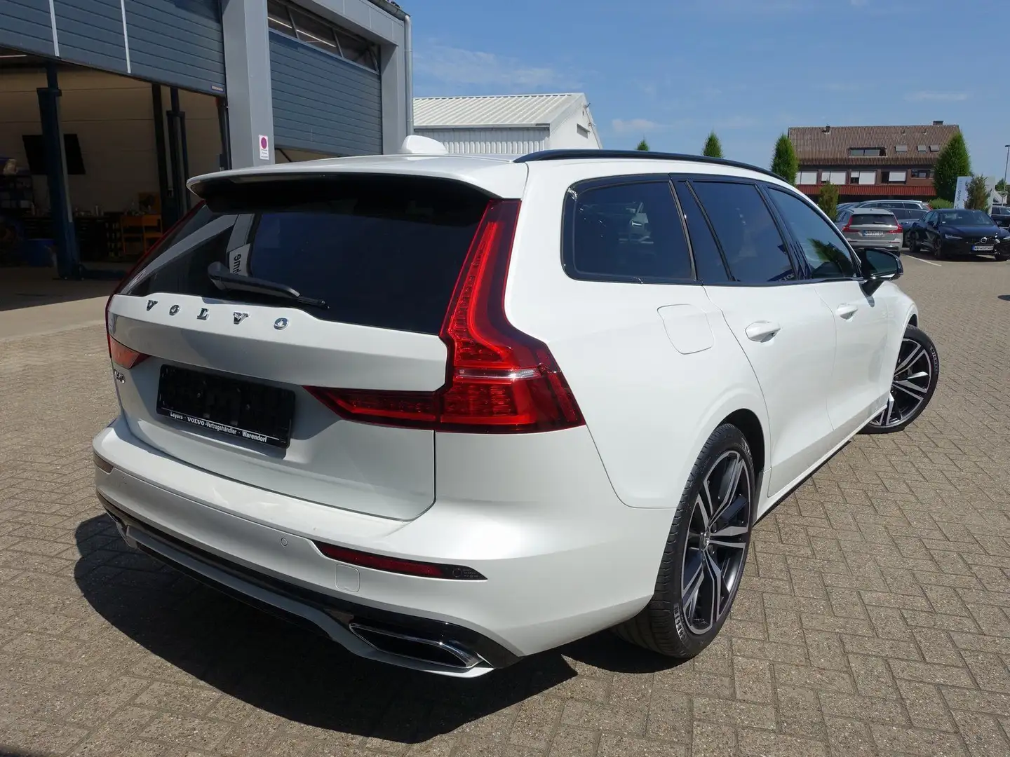 Volvo V60 B4 R-Design/Carplay/Kamera/Memory/H&K/BLIS Weiß - 2