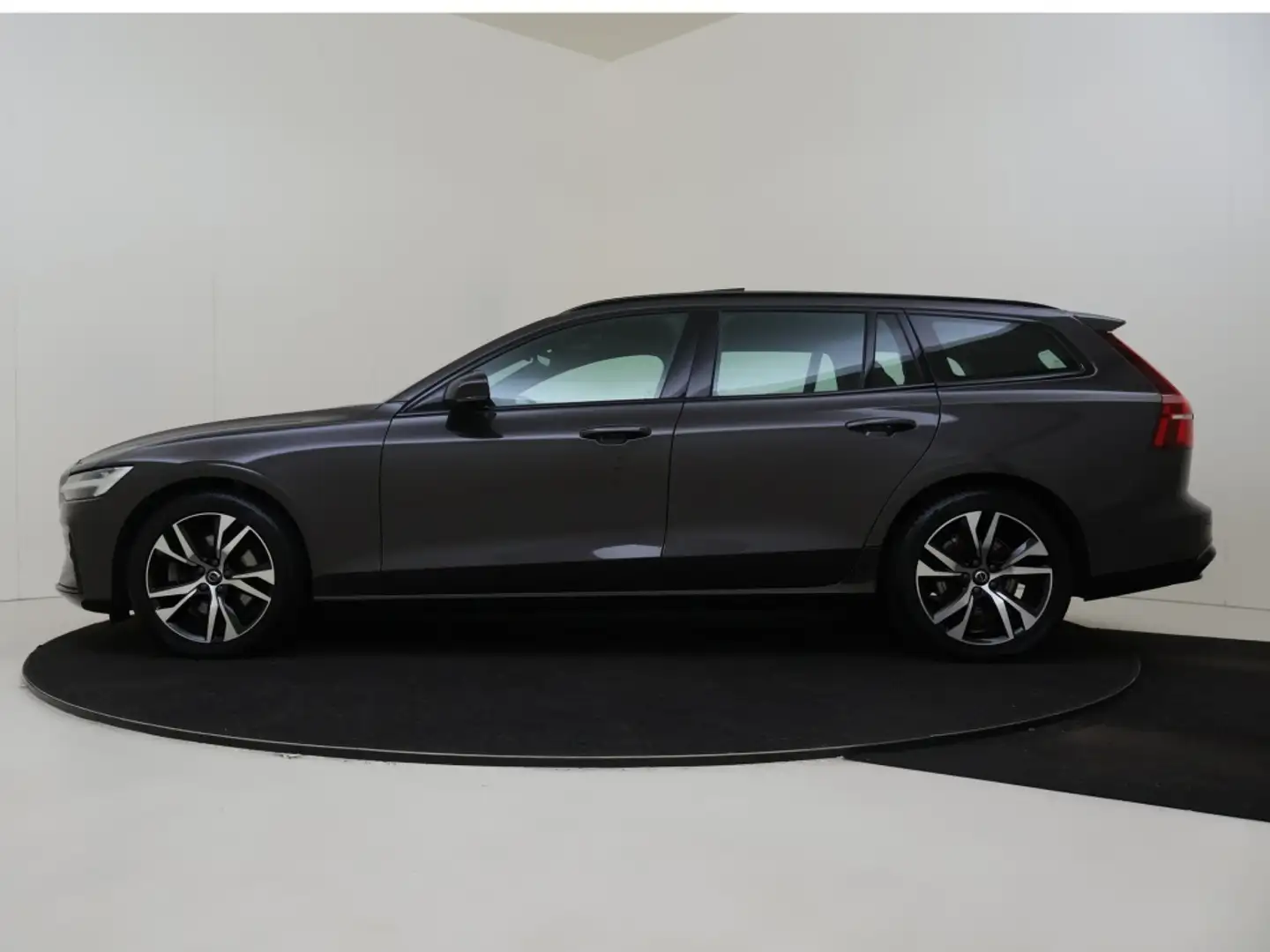 Volvo V60 B3 Plus Dark | Trekhaak | Panoramadak | Rondomzich Grijs - 2