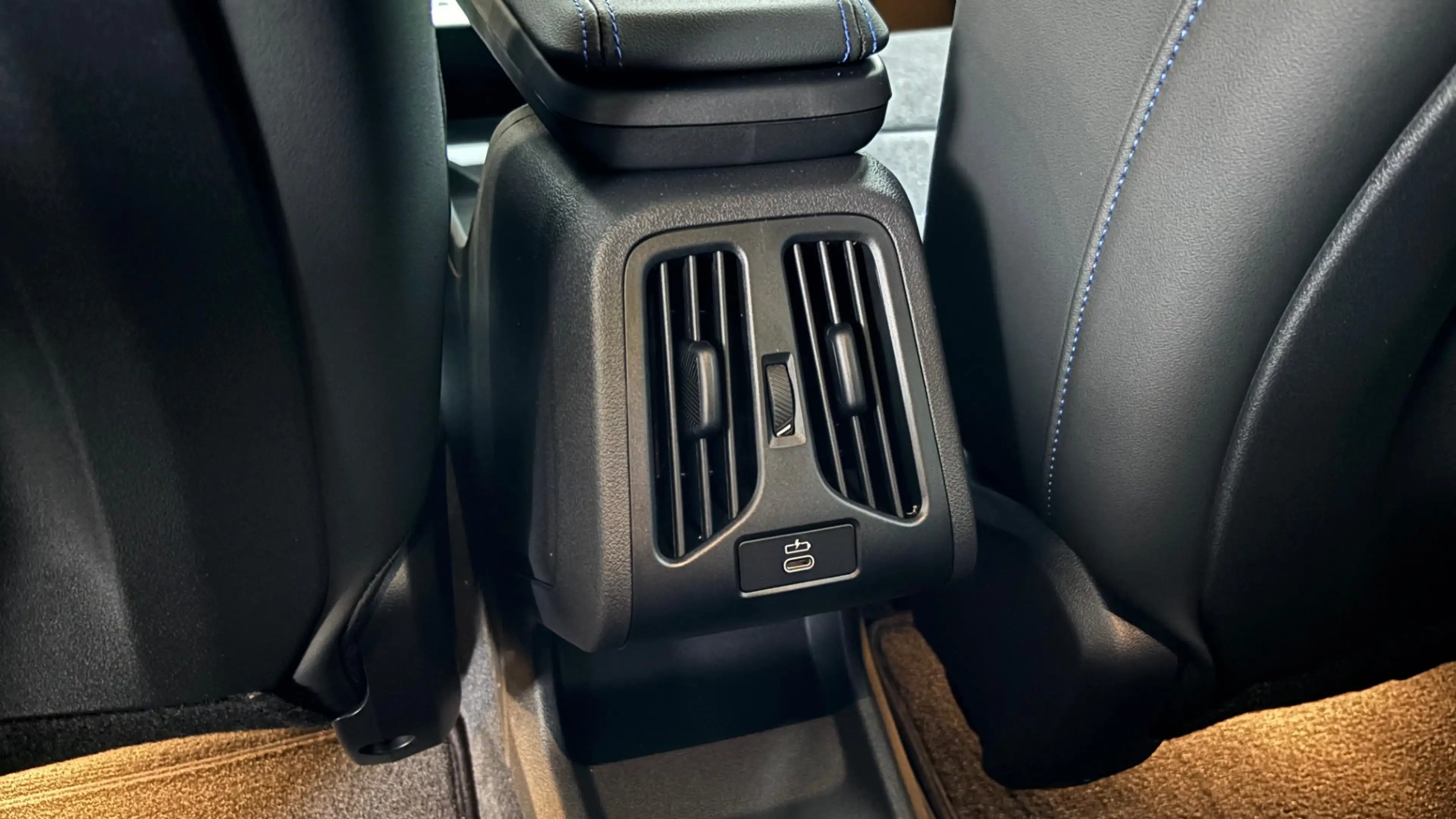 BMW iX1 eDrive20 — photo 12