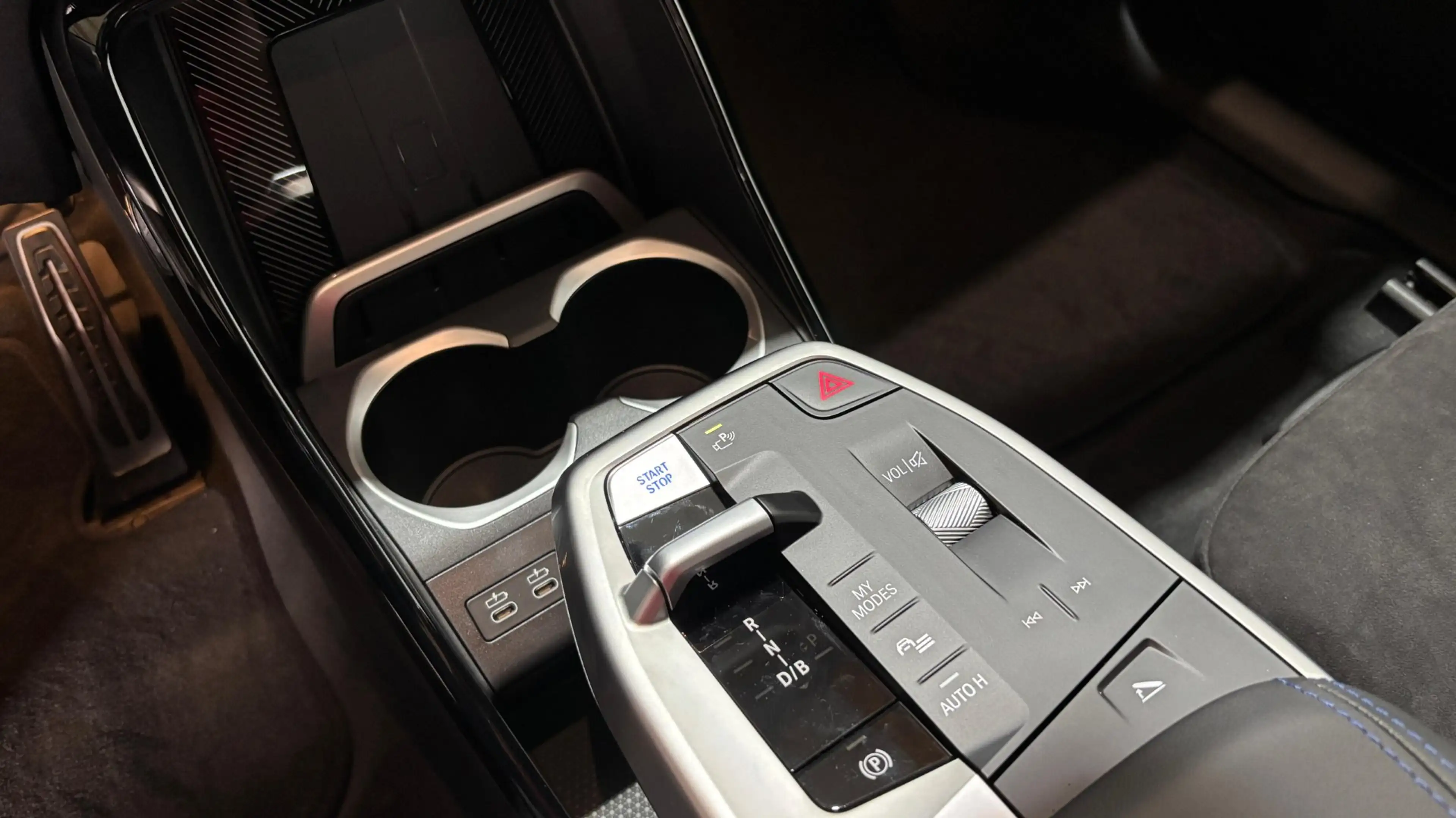 BMW iX1 eDrive20 — photo 10