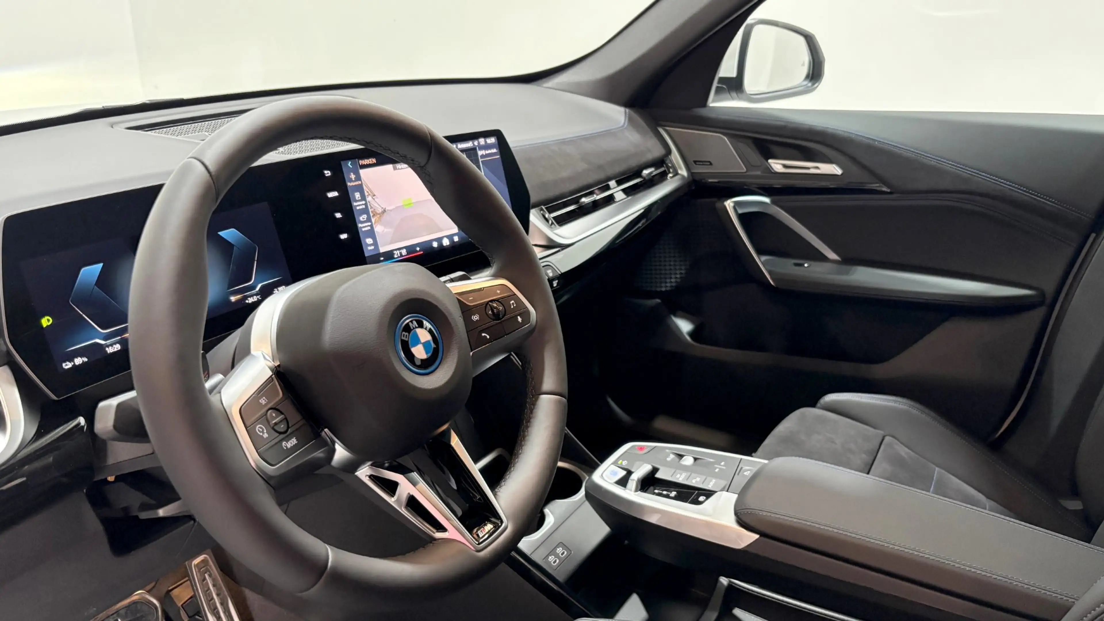 BMW iX1 eDrive20 — photo 7