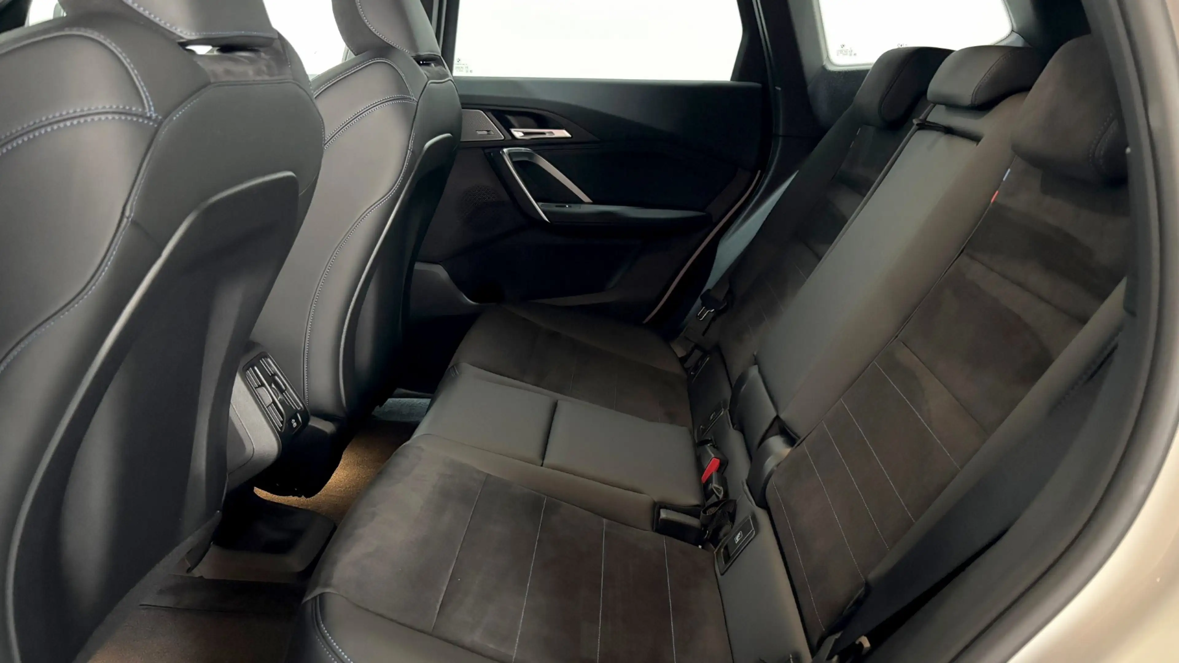 BMW iX1 eDrive20 — photo 13