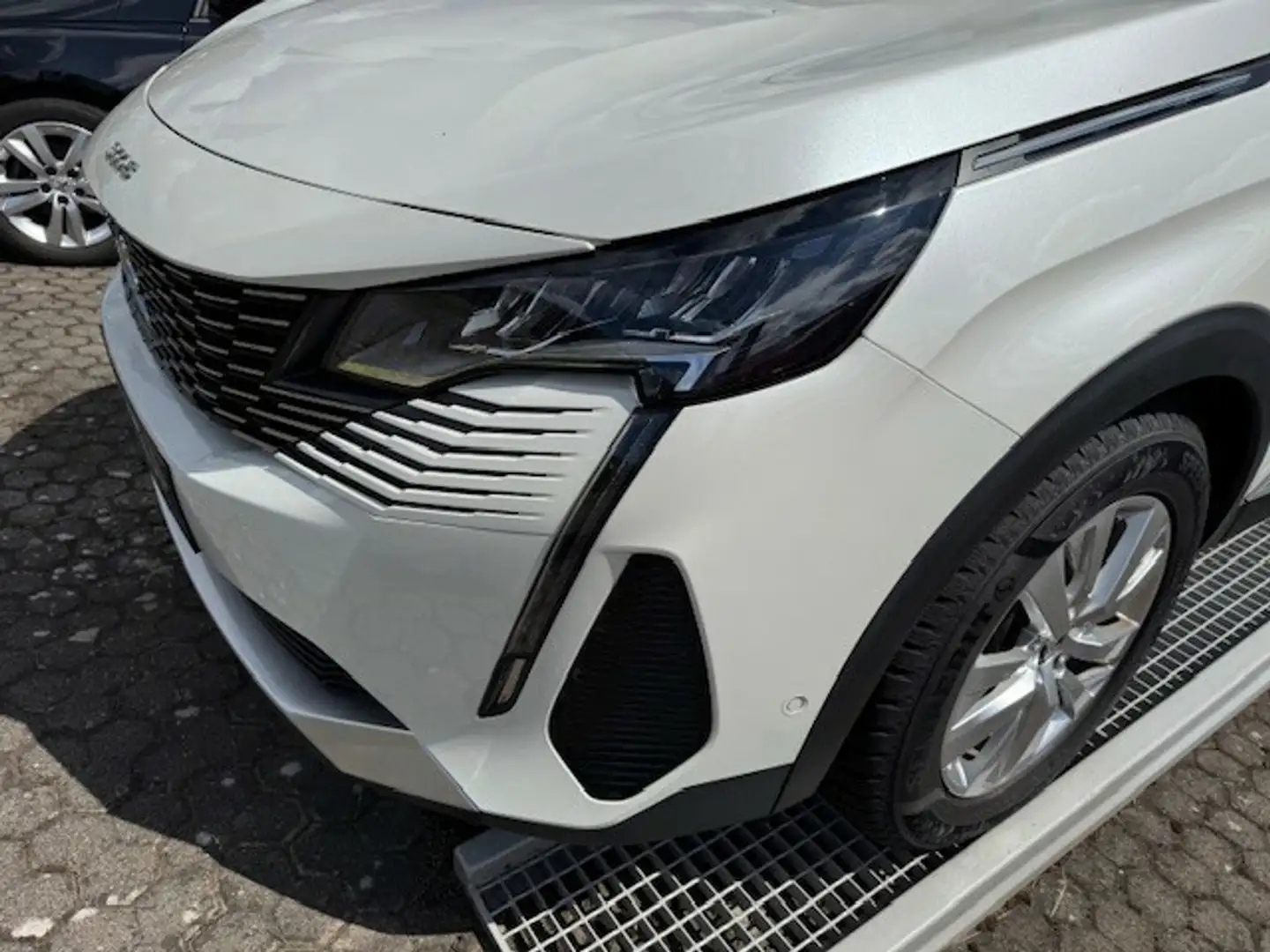 Peugeot 3008 Hybrid 225 Allure Weiß - 2