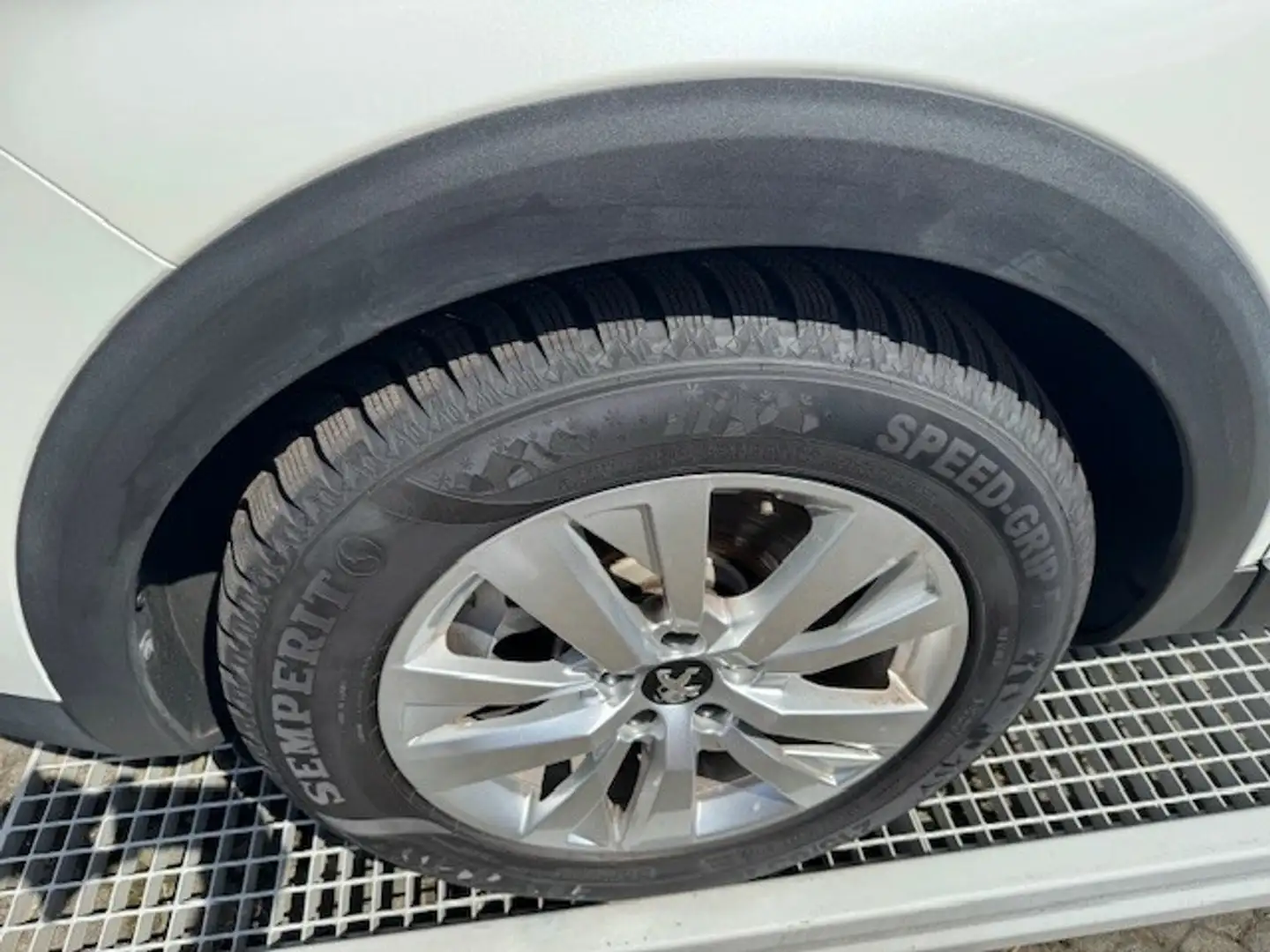 Peugeot 3008 Hybrid 225 Allure Blanc - 2