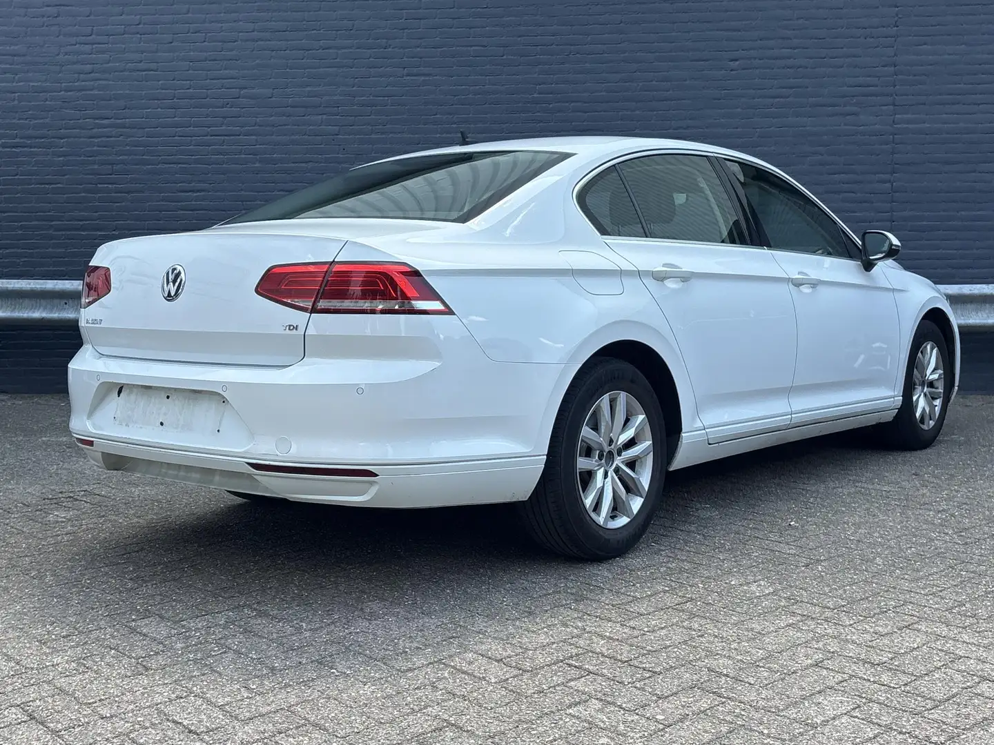 Volkswagen Passat 1.6 TDI Comfortline DSG Automaat | € 8.700,- NETTO Wit - 2