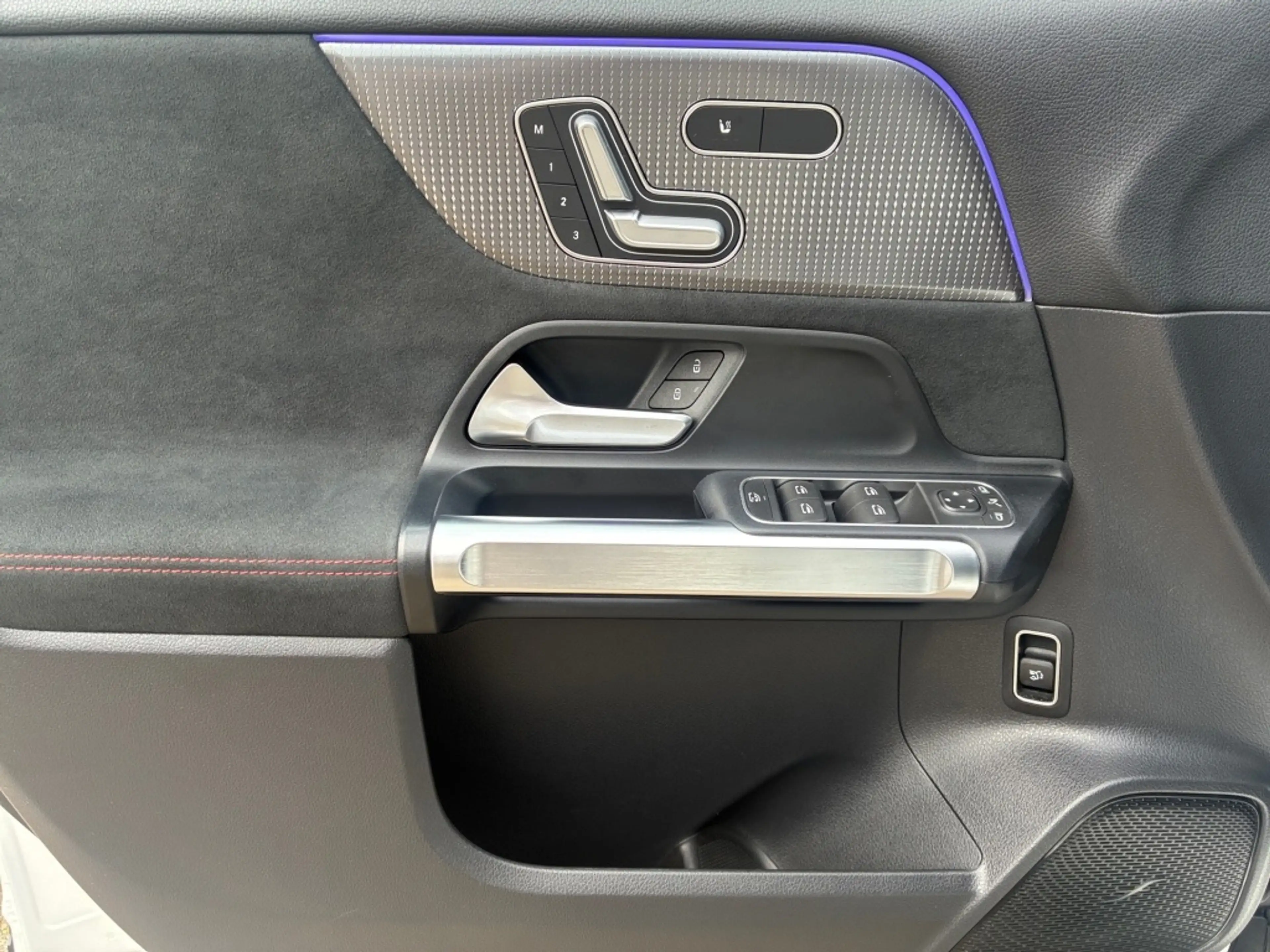 Mercedes-Benz EQB 300 4M AMG Memory Distr. HUD 360° 7-Sitzer — photo 5