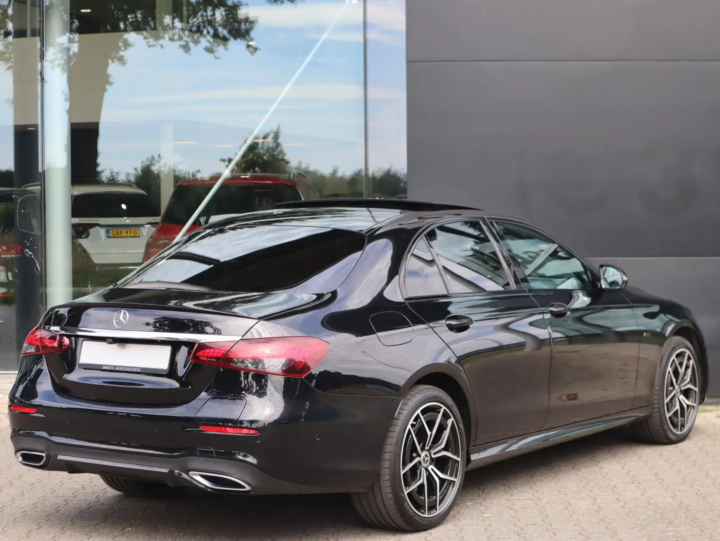 Mercedes-Benz E 300 e 4MATIC AMG Line Schwarz - 2