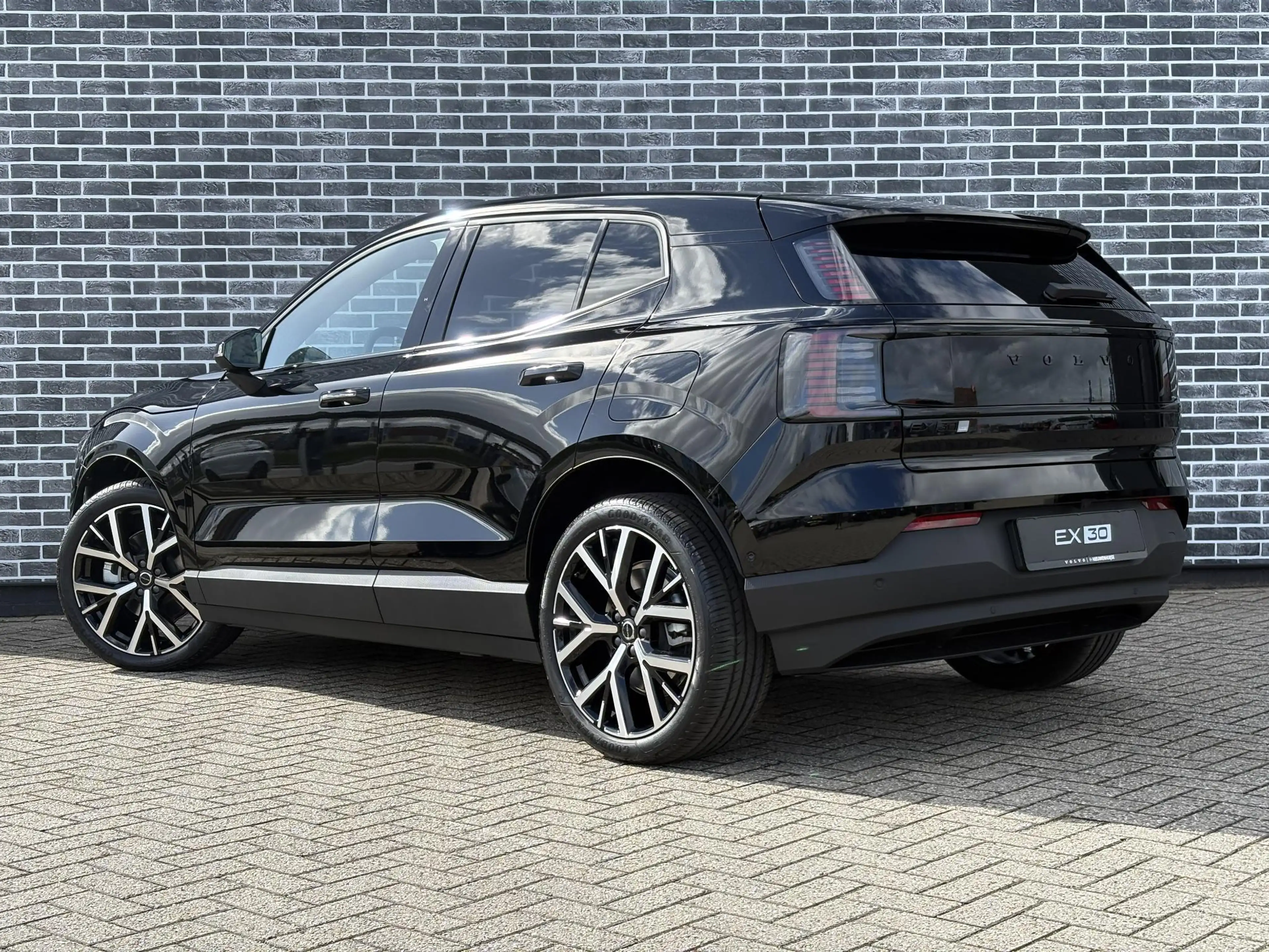 Volvo EX30 P5 Long Range Plus Black Edition Europa 69 kWh | G — photo 3