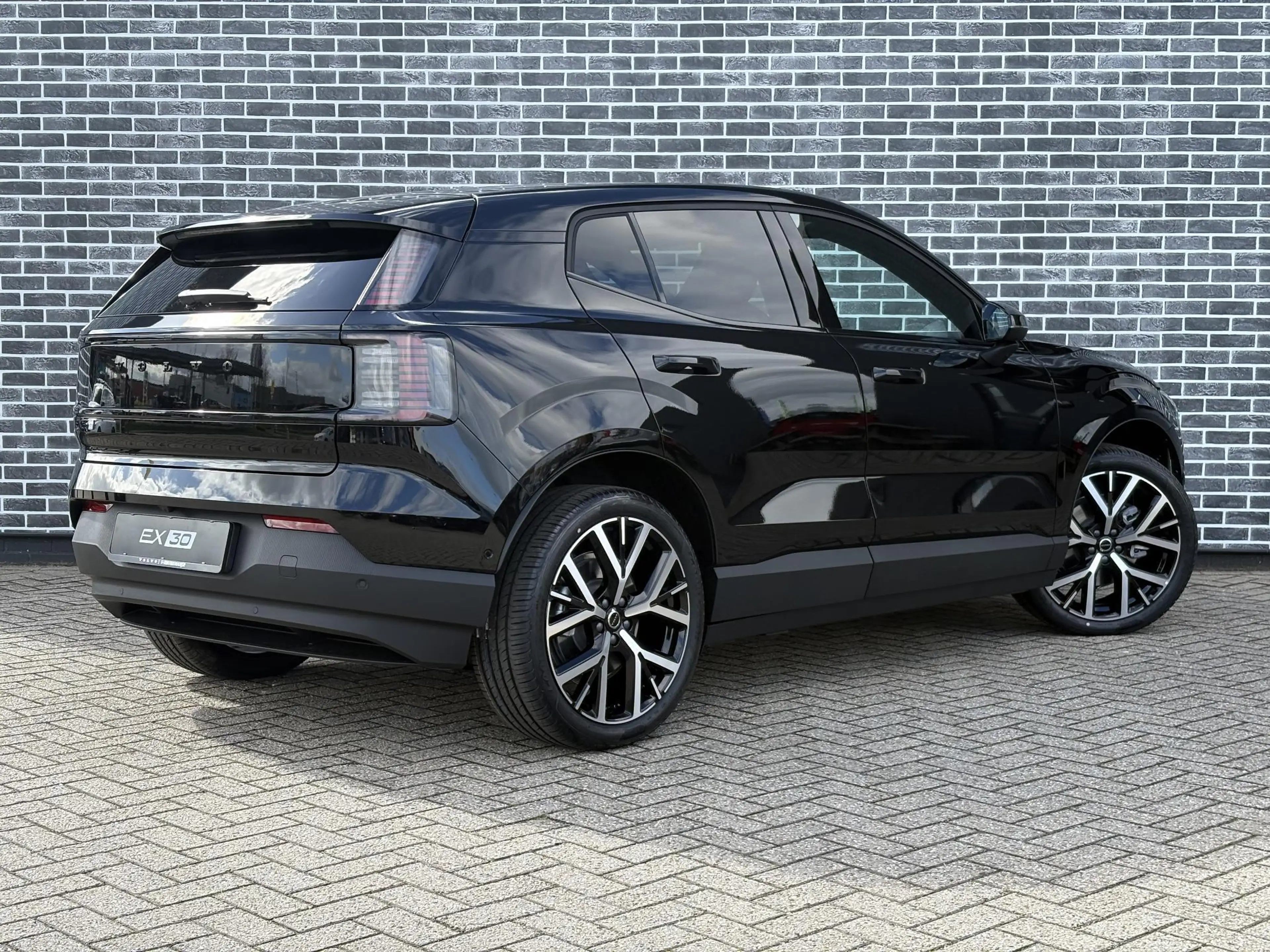 Volvo EX30 P5 Long Range Plus Black Edition Europa 69 kWh | G — photo 4