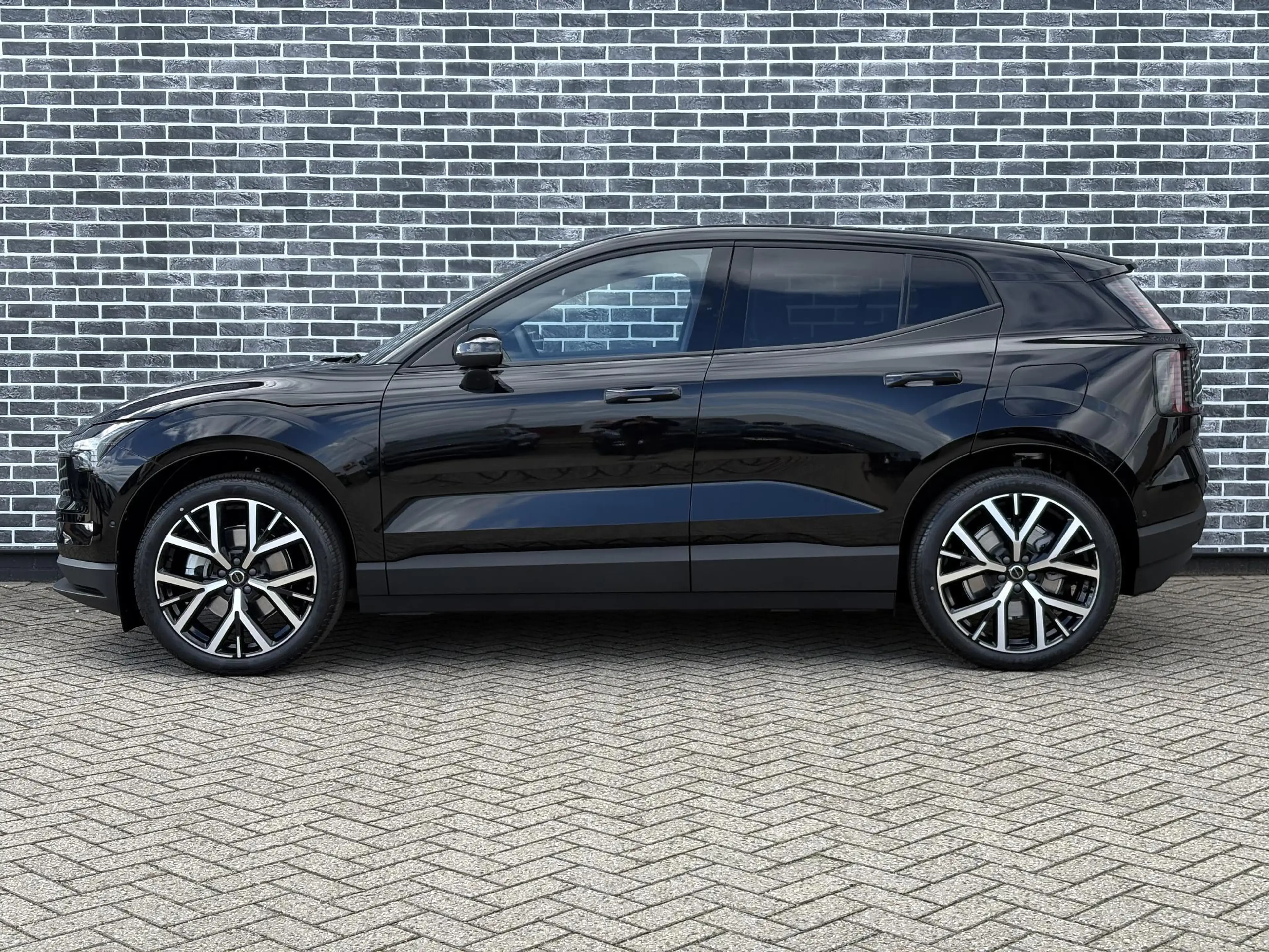 Volvo EX30 P5 Long Range Plus Black Edition Europa 69 kWh | G — photo 6