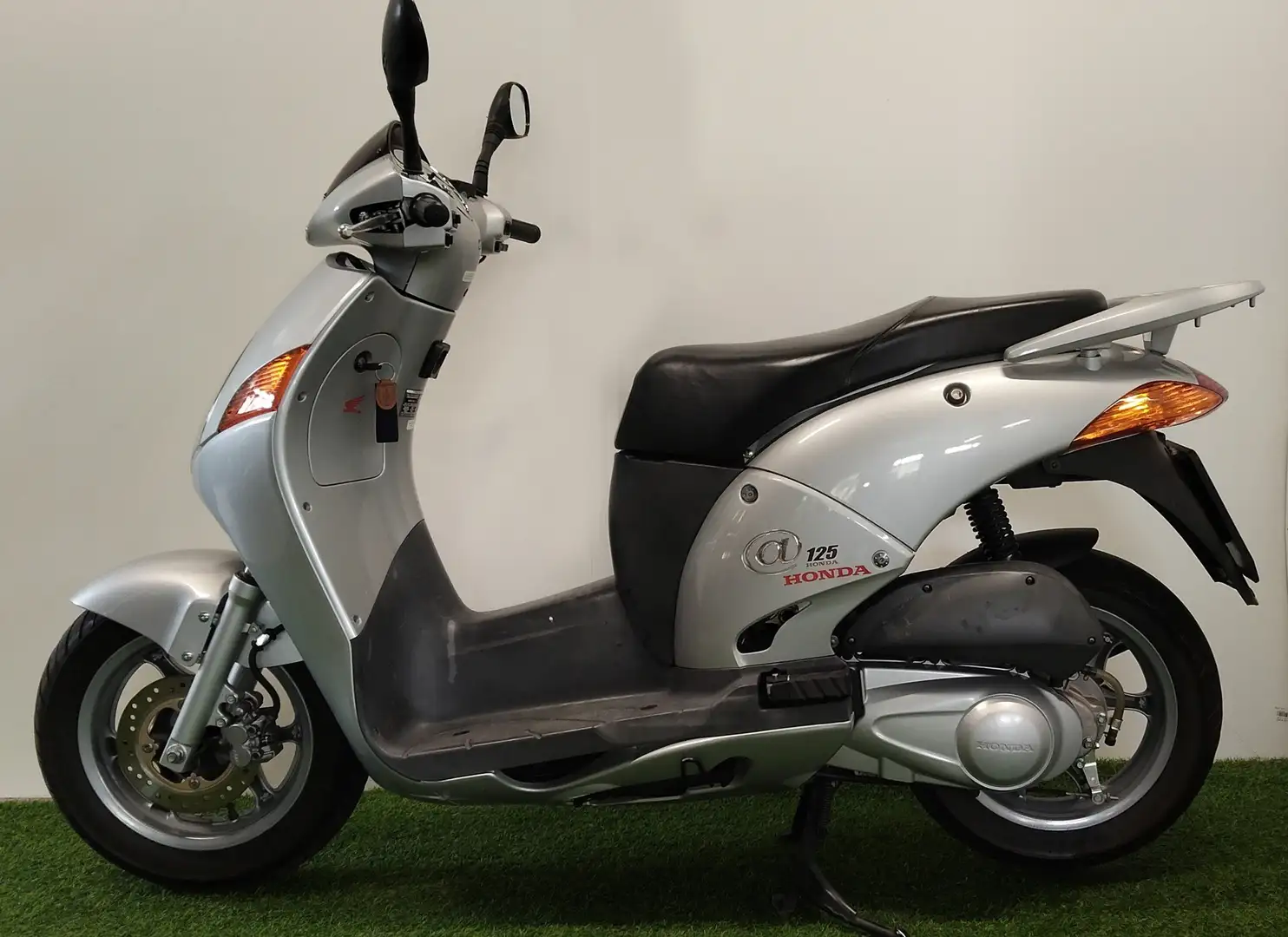 Honda NES 125 125 Plateado - 1