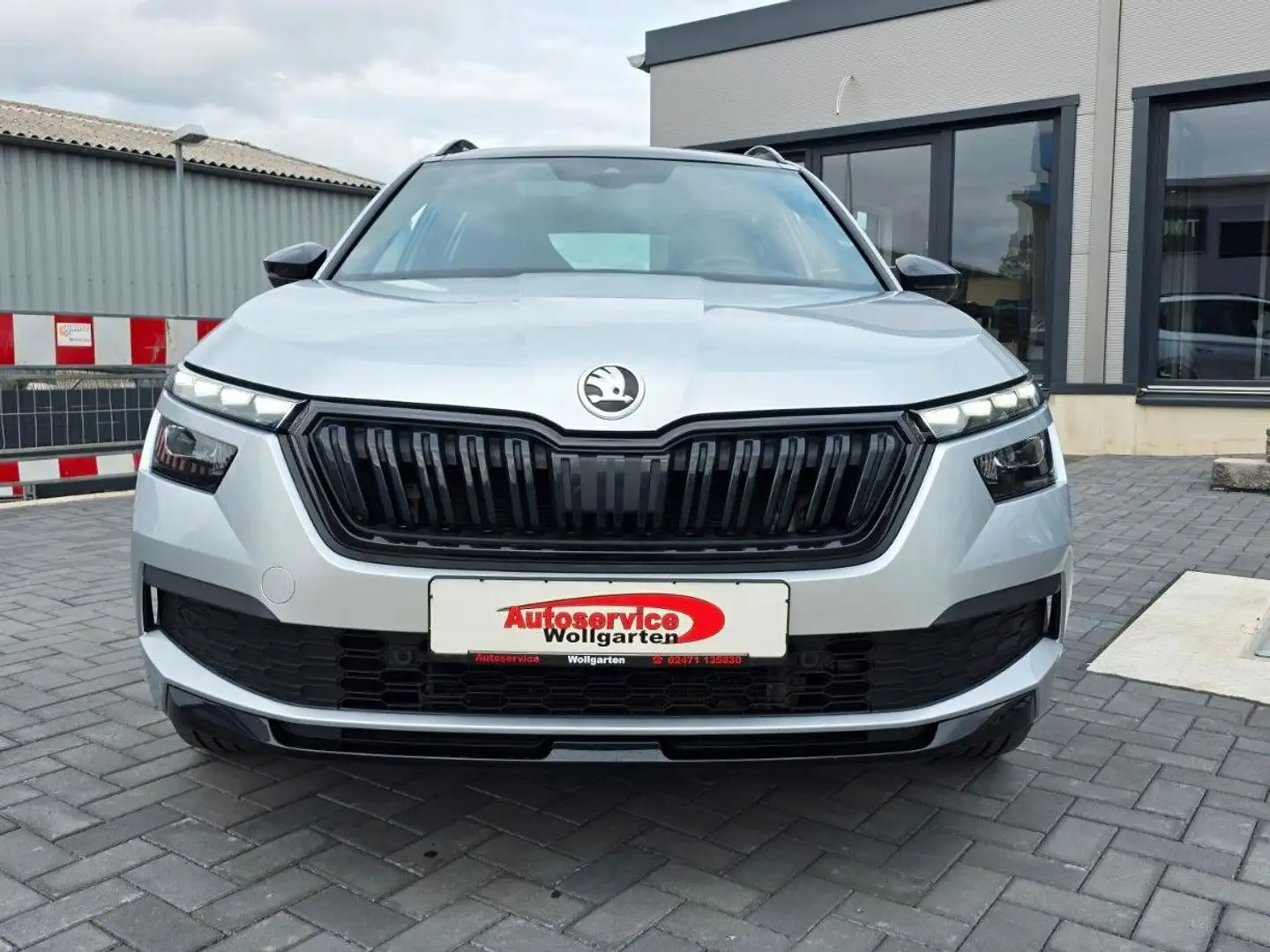 Skoda Kamiq 1.5 TSI DSG Monte Carlo Navi LED AHK Pano Plateado - 2