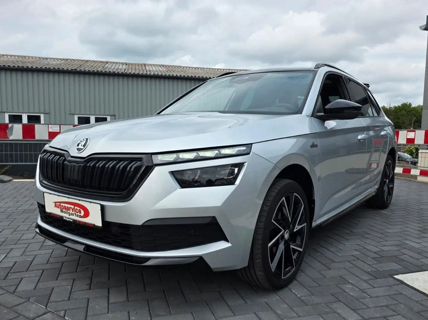 Skoda Kamiq 1.5 TSI DSG Monte Carlo Navi LED AHK Pano Plateado - 1