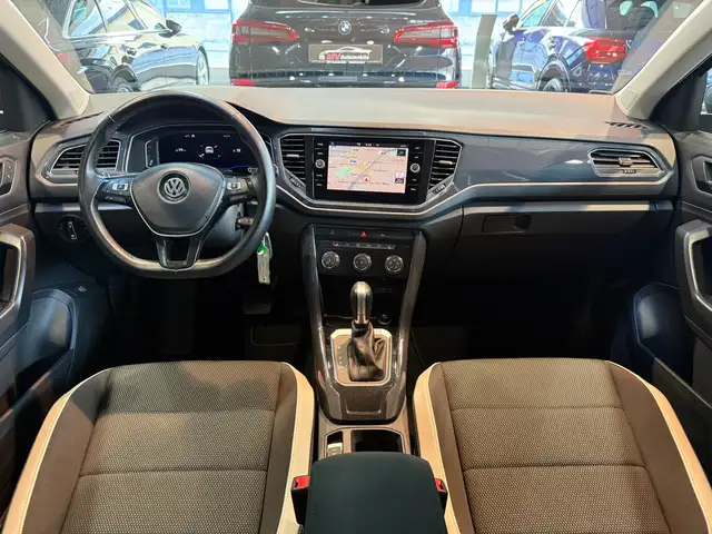 Volkswagen T-Roc view 11
