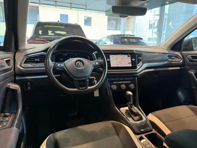 Volkswagen T-Roc view 9
