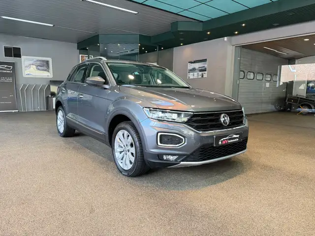 Volkswagen T-Roc view 3