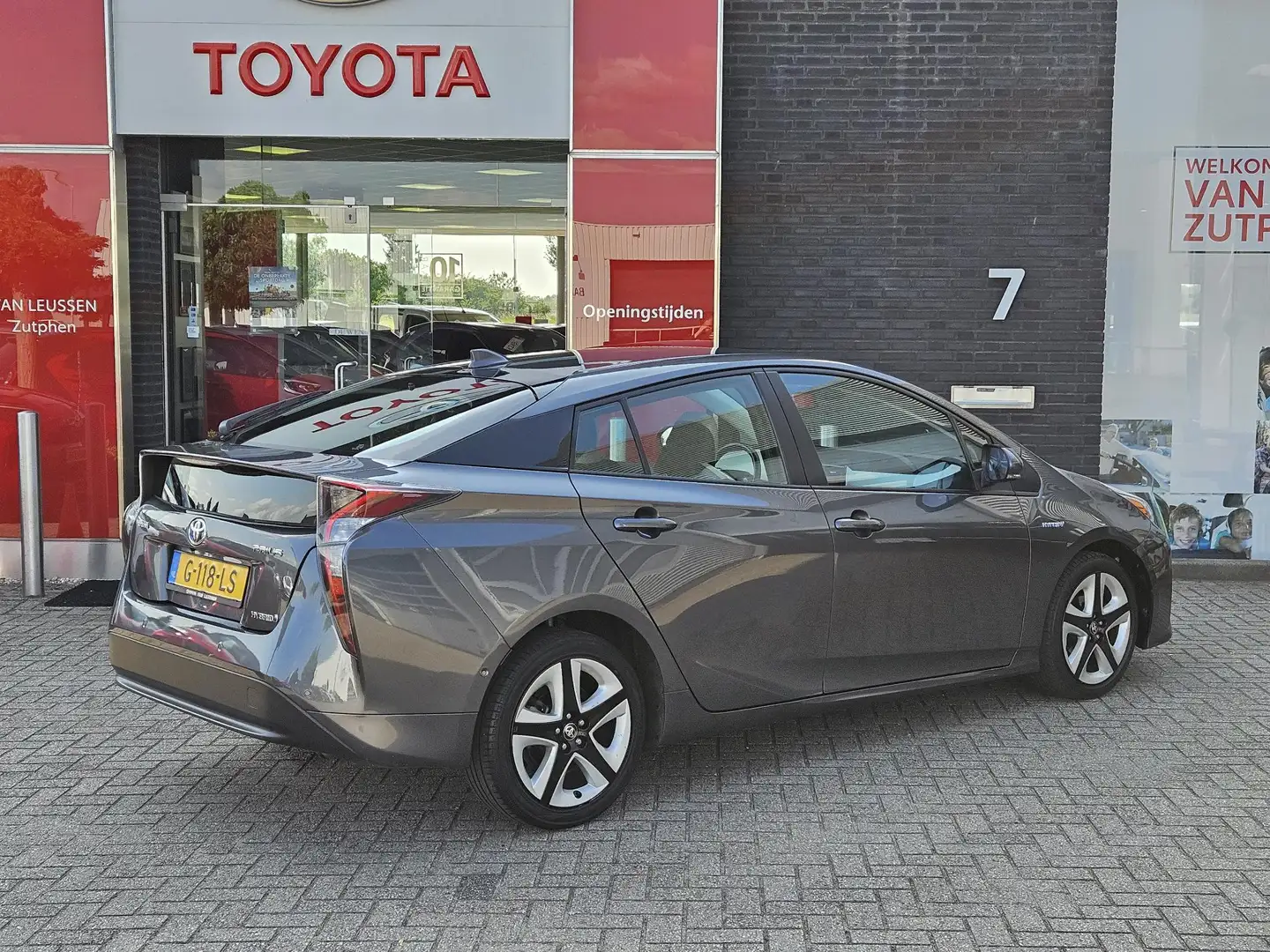 Toyota Prius 1.8 HYBRID DYNAMIC JBL-AUDIO NAVI STOELVERW. PARK- Grey - 2
