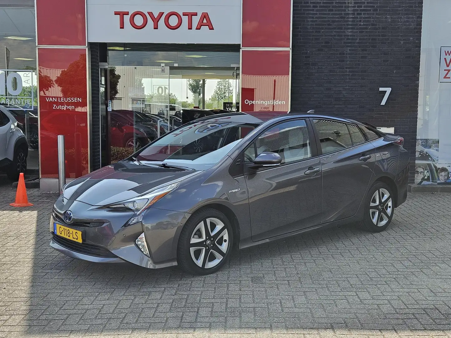 Toyota Prius 1.8 HYBRID DYNAMIC JBL-AUDIO NAVI STOELVERW. PARK- Grijs - 1