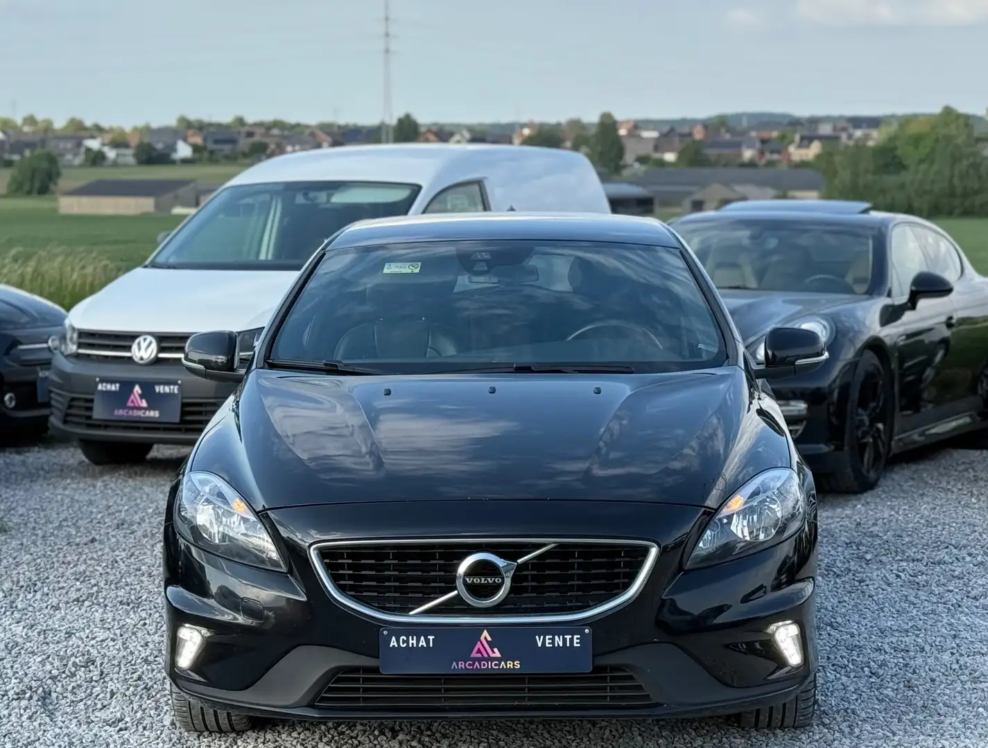 Volvo V40 2.0d R-Design AUTOMATIQUE - CUIR - NAVIGATION Zwart - 2
