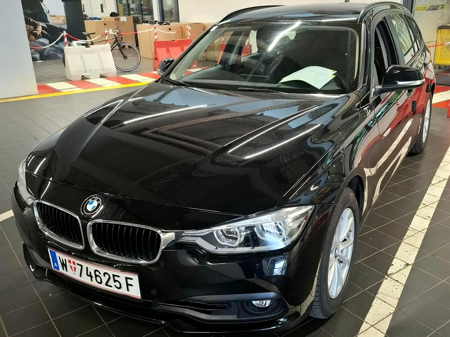BMW 320 320i xDrive Touring Advantage Aut. Advantage Schwarz - 2