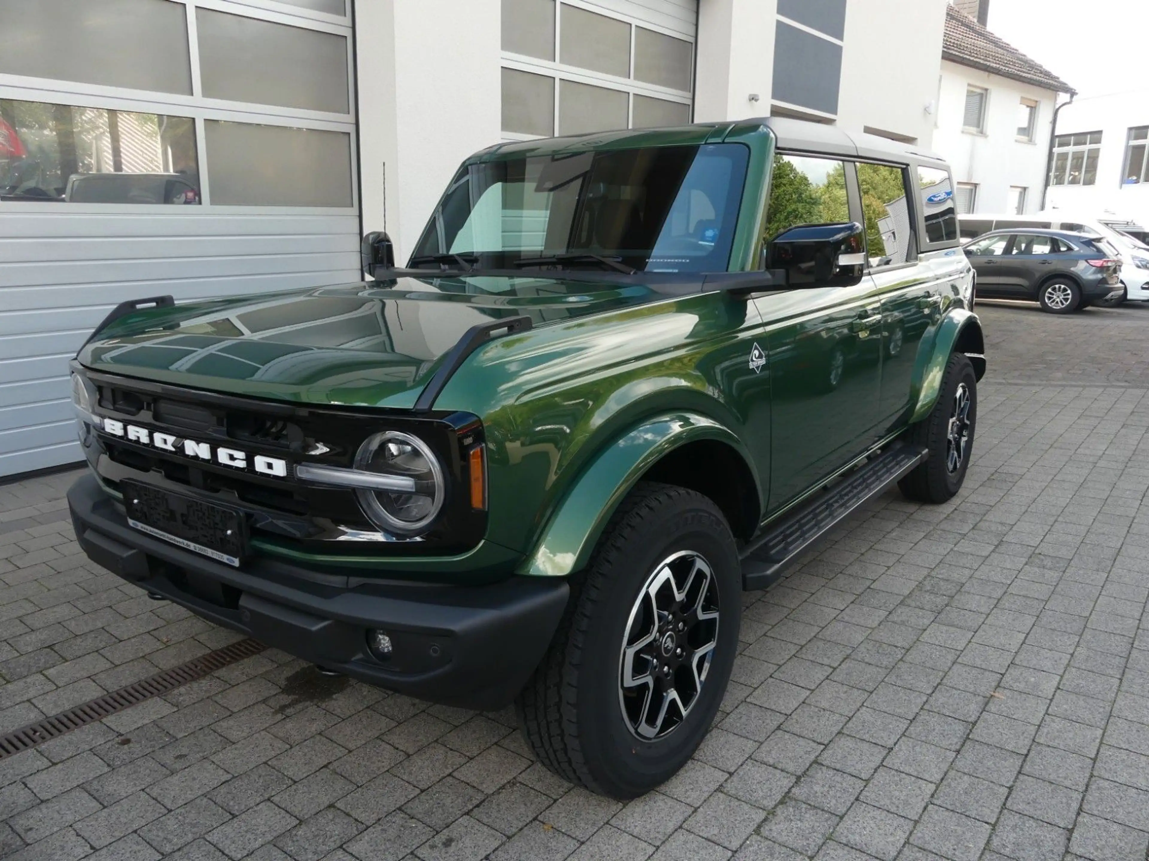 Ford Bronco Outer Banks 4x4 — photo 2