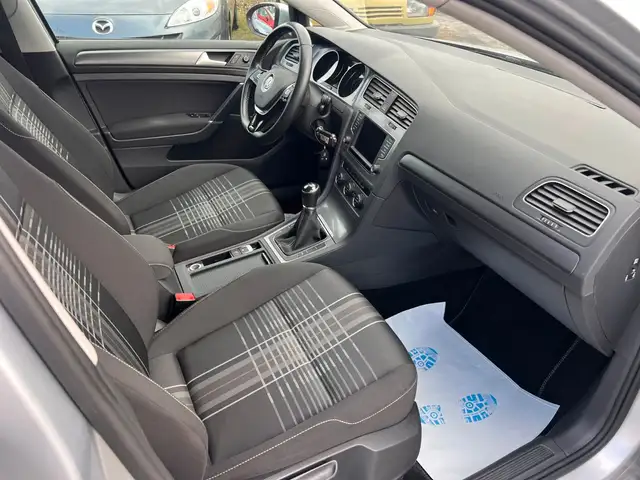 Volkswagen Golf view 9