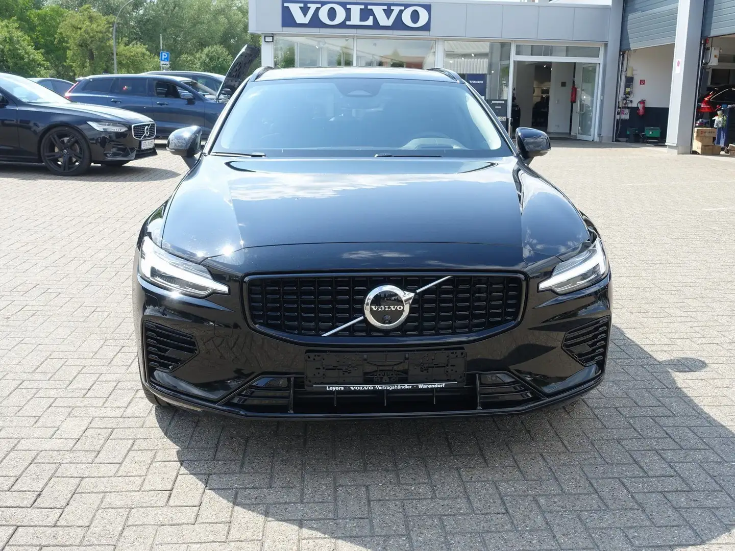 Volvo V60 Ultra T6 AWD Hybrid/360°Cam/AHK/Headup Schwarz - 2