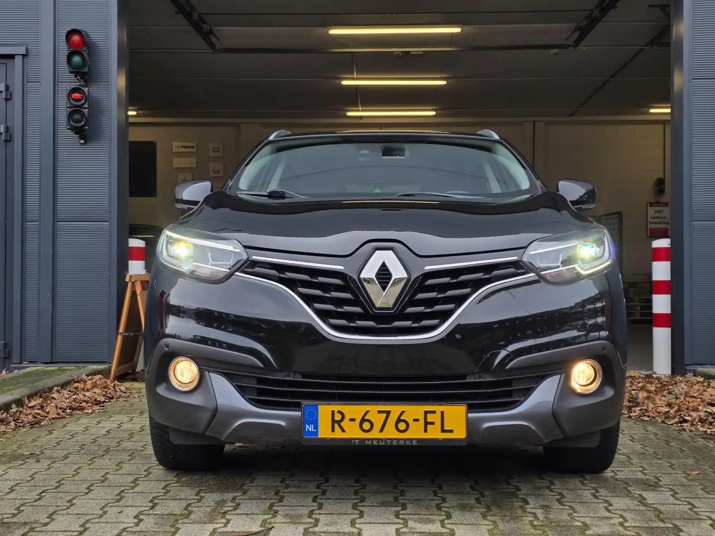 Renault Kadjar 1.2 TCe Bose / CARPLAY / CAMERA / KEYLESS / ALL-SE Zwart - 2