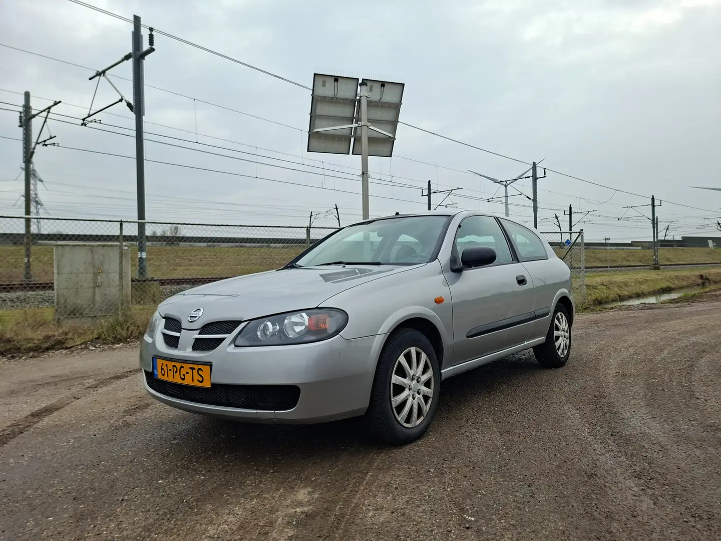 Nissan Almera 1.5 Acenta 3DRS Trekhaak Grau - 1