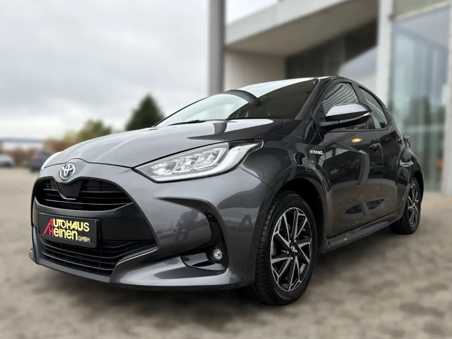 Toyota Yaris Hybrid Club 1.5 Dual-VVT-i Navi LED Apple CarPlay Gris - 2