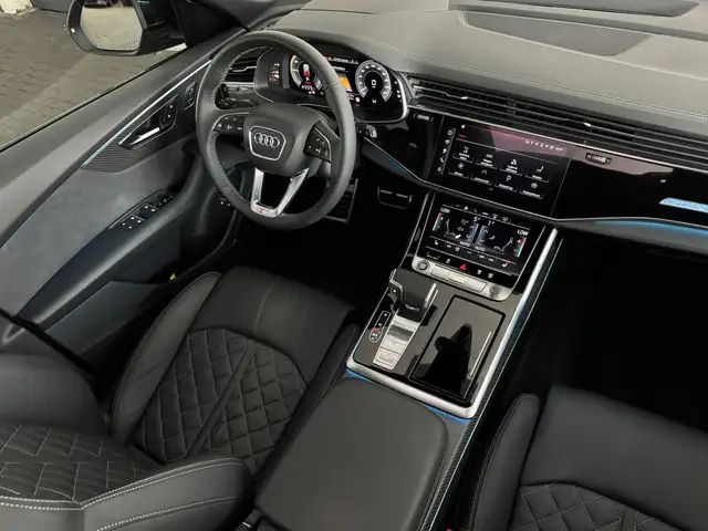 Audi Q8 view 5