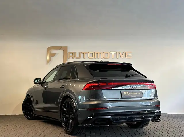 Audi Q8 view 8