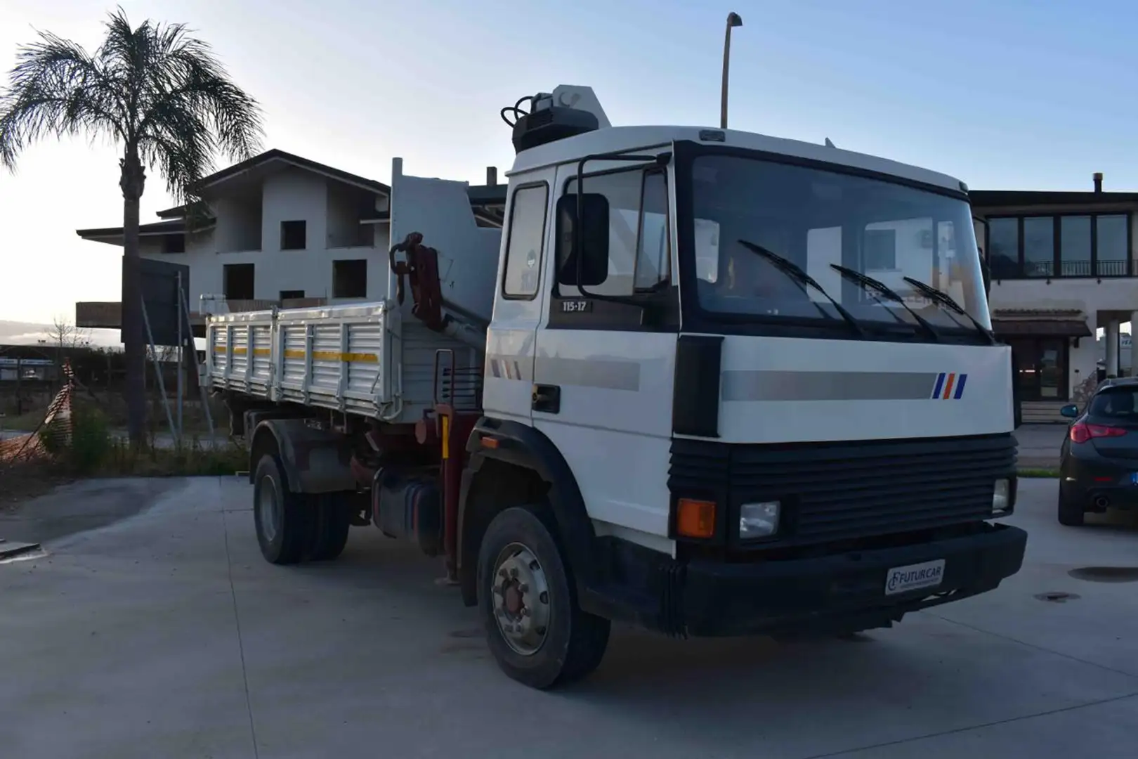 Iveco 115-17 CON CASSONE RIBALTABILE E GRU Bianco - 2