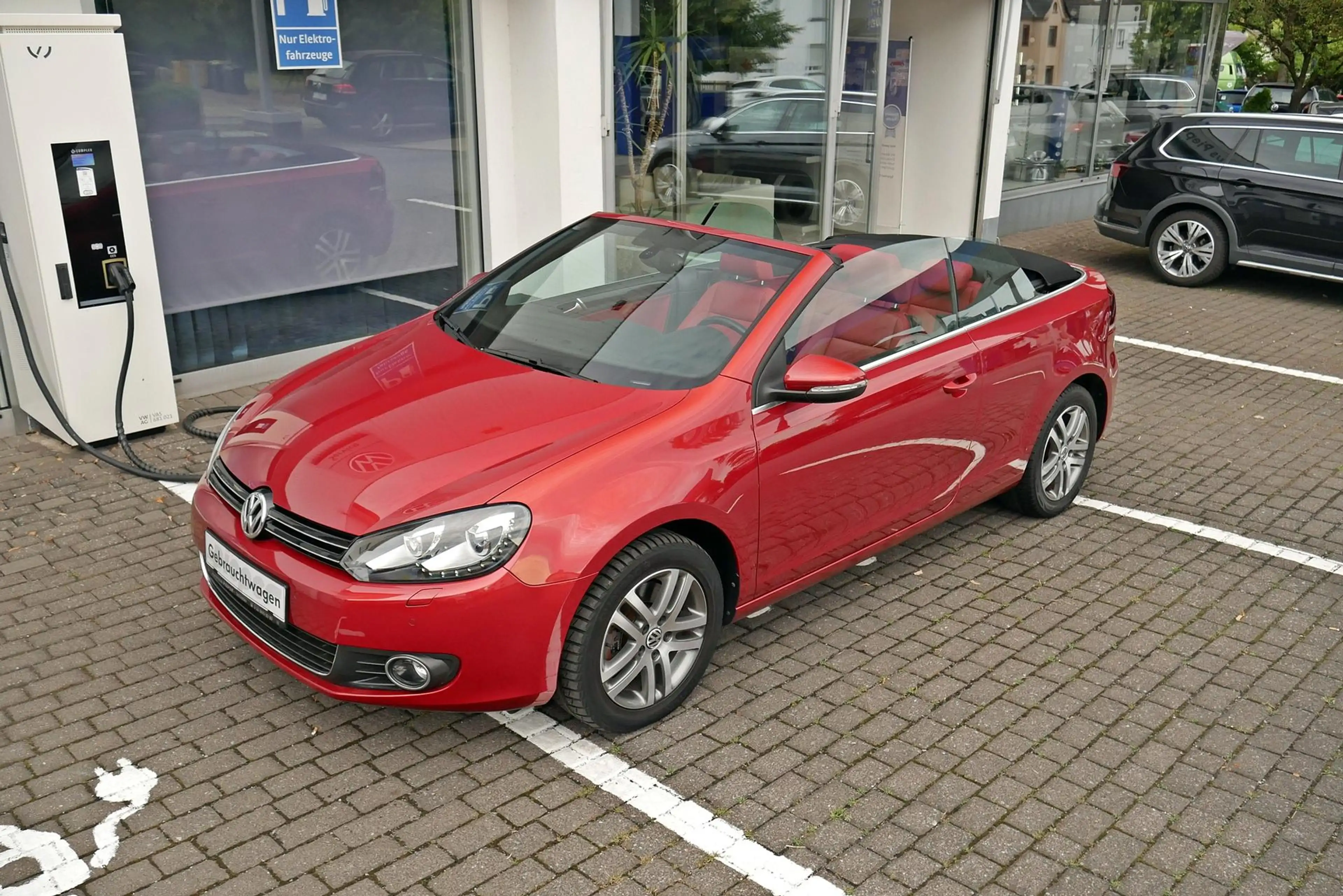 Volkswagen Golf Cabriolet VI Exclusive 2.0 TDI DSG Einzelstück Xenon Lede... — photo 2