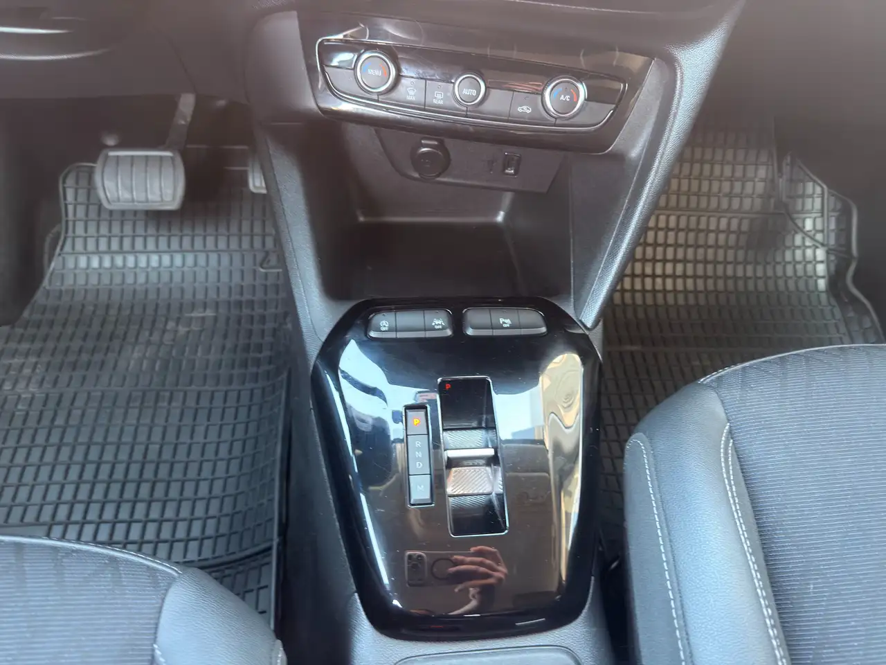 Opel Corsa F Elegance AT Navi,LED,SHZ,Kamera,PDC,Alu,Allwette 17