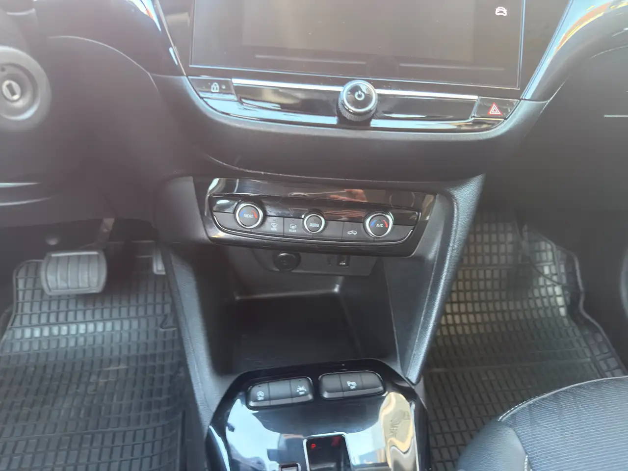 Opel Corsa F Elegance AT Navi,LED,SHZ,Kamera,PDC,Alu,Allwette 16