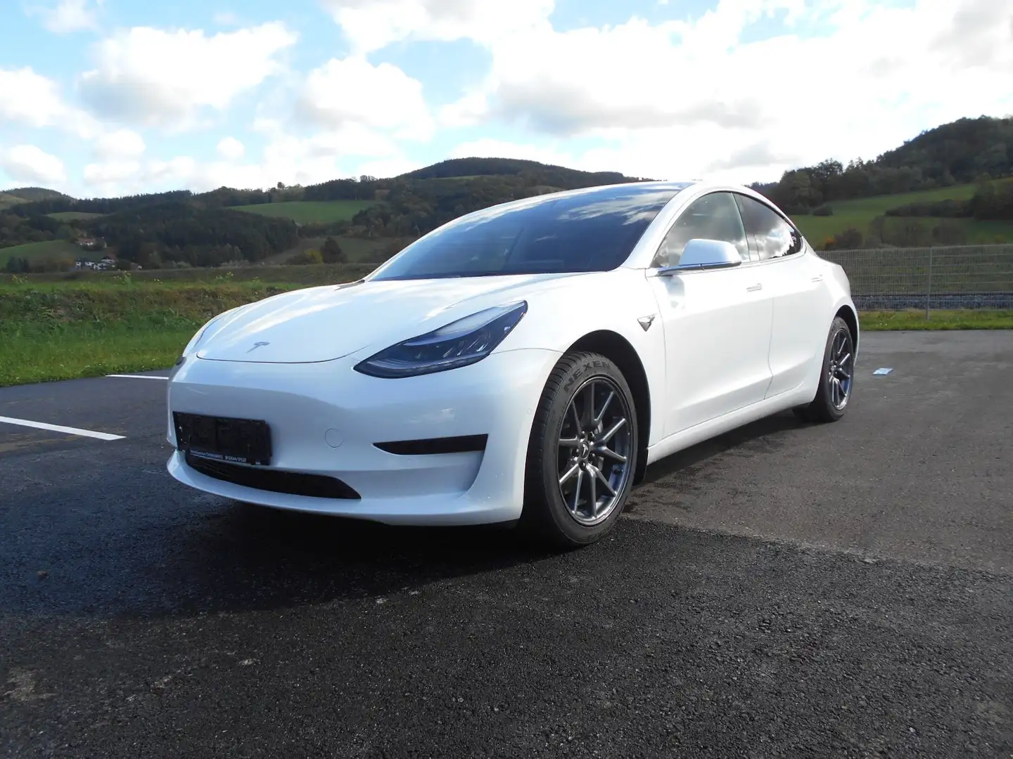 Tesla Model 3 Limousine in Weiß gebraucht in Thomasberg für € 39 900