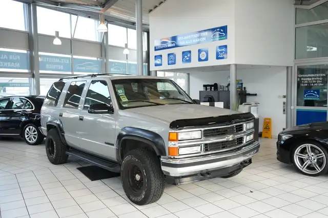 Chevrolet Tahoe 5.7 V8 Sport Utility Vehicle K1500