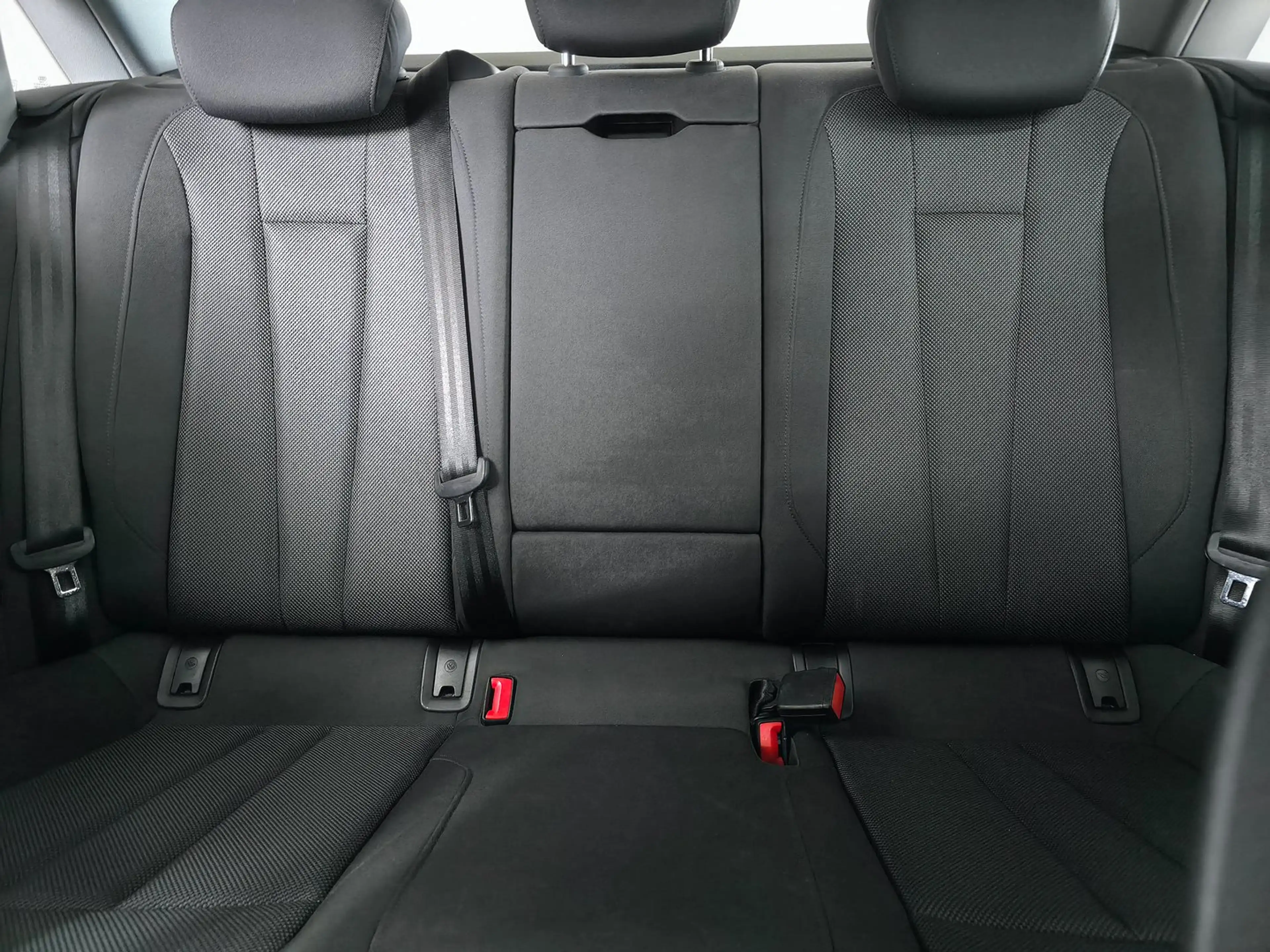 Audi A4 Limousine 30 TDI advanced — photo 15