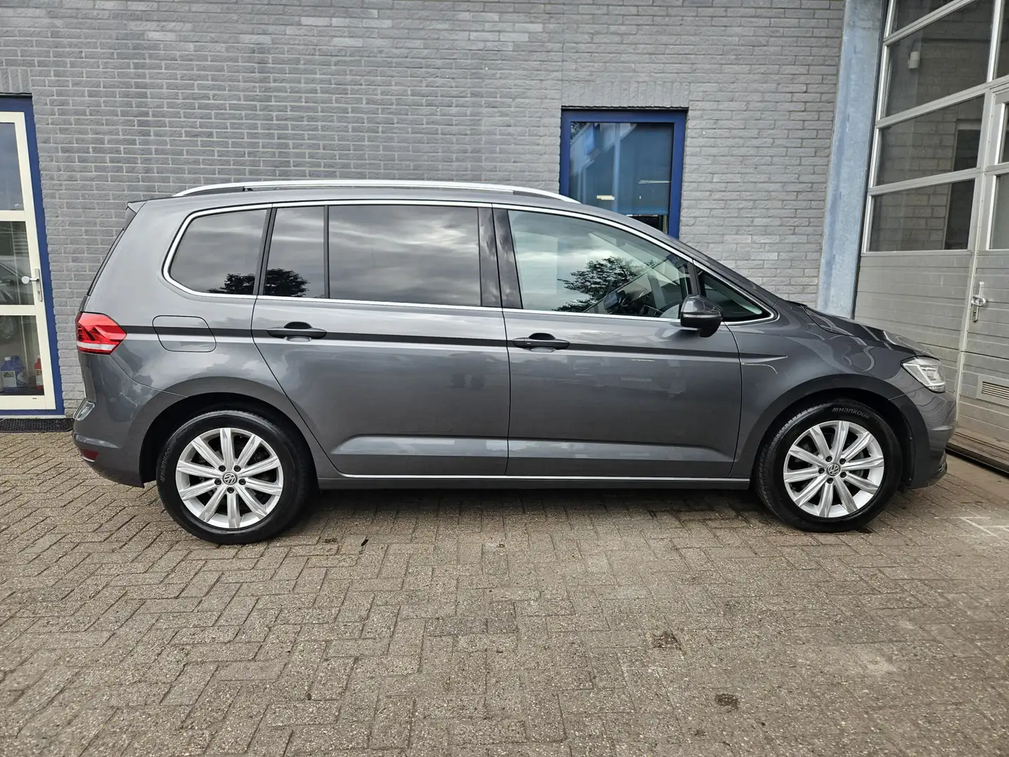 Volkswagen Touran 1.4 TSI Highline Business R 7p Inclusief Afleverin Grijs - 2
