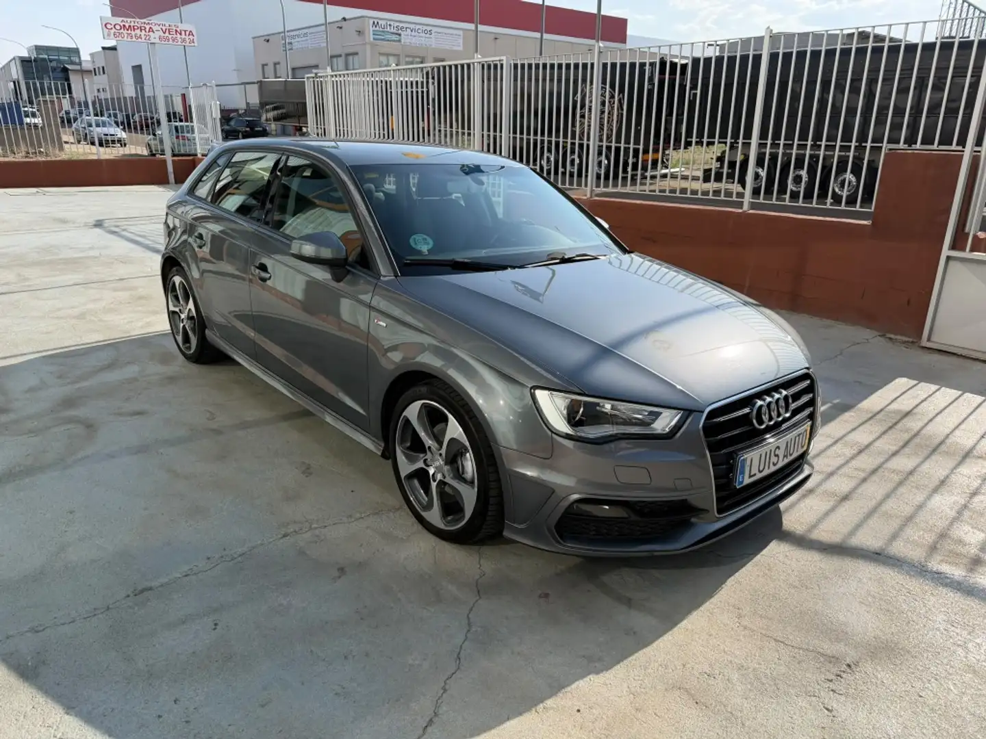Audi A3 Sportback 1.6TDI Design Edition 81kW Gris - 2