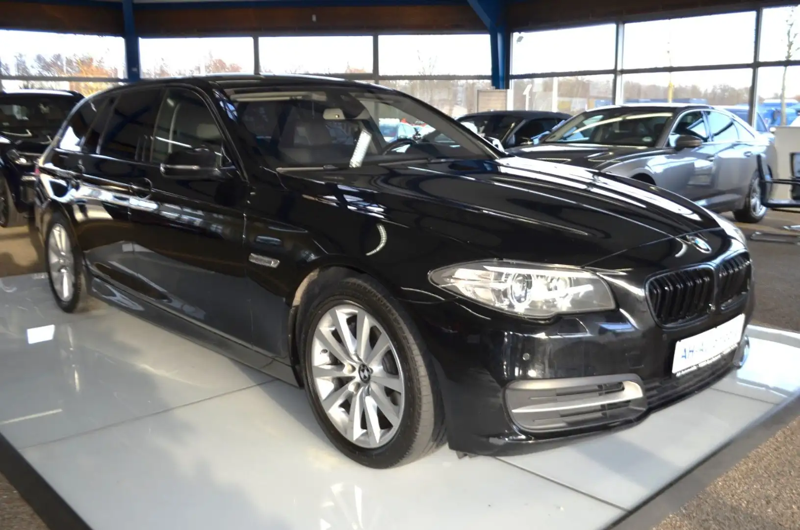 BMW 530 d Touring xDrive XENON / NAVI / LEDER /R-KAM Schwarz - 2