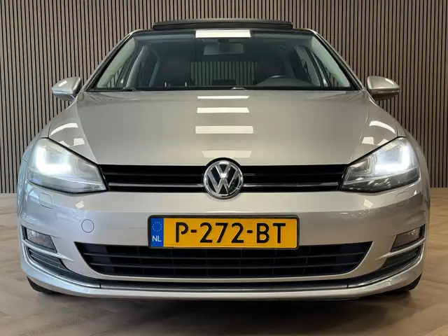 Volkswagen Golf view 2