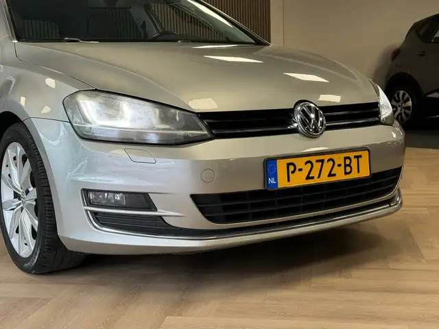 Volkswagen Golf view 3