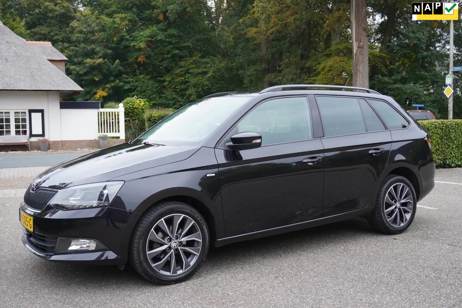 Skoda Fabia Combi 1.0 TSI Drive Airco Pdc Lm Velgen Zwart - 1