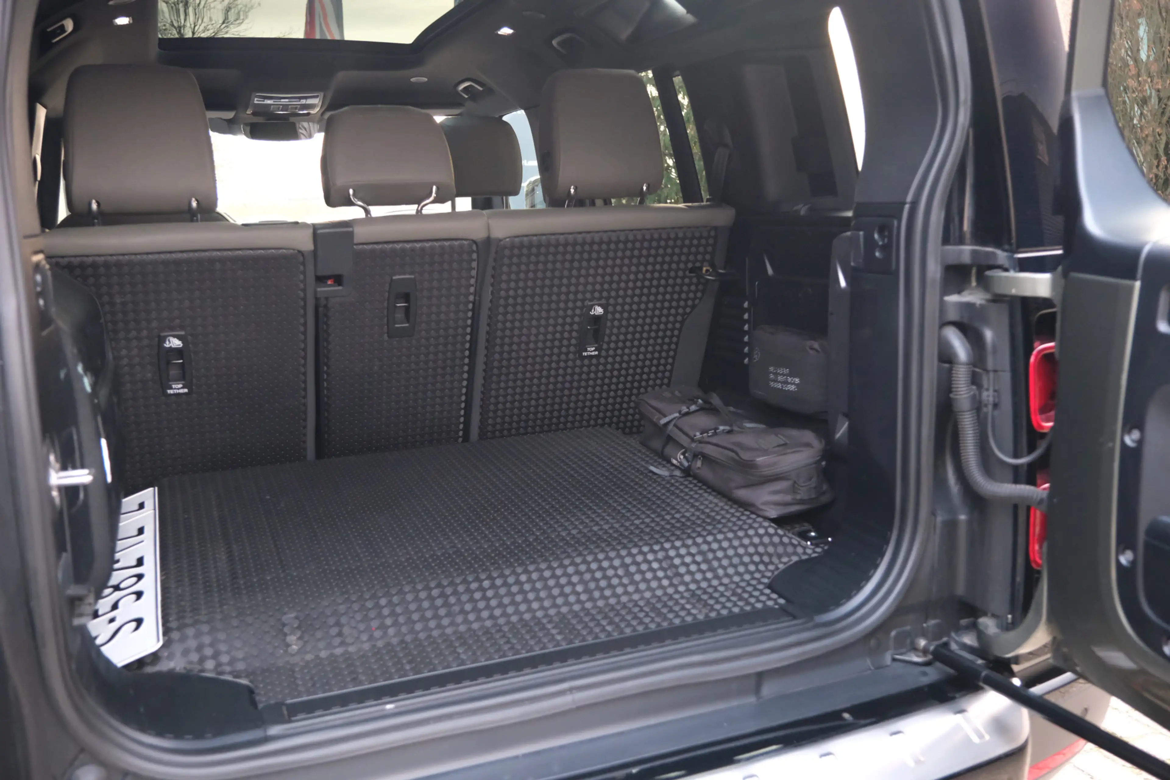 Land Rover Defender 110 2.0 P400e 110 SE / 22 Inch Black / Black Pack — photo 36