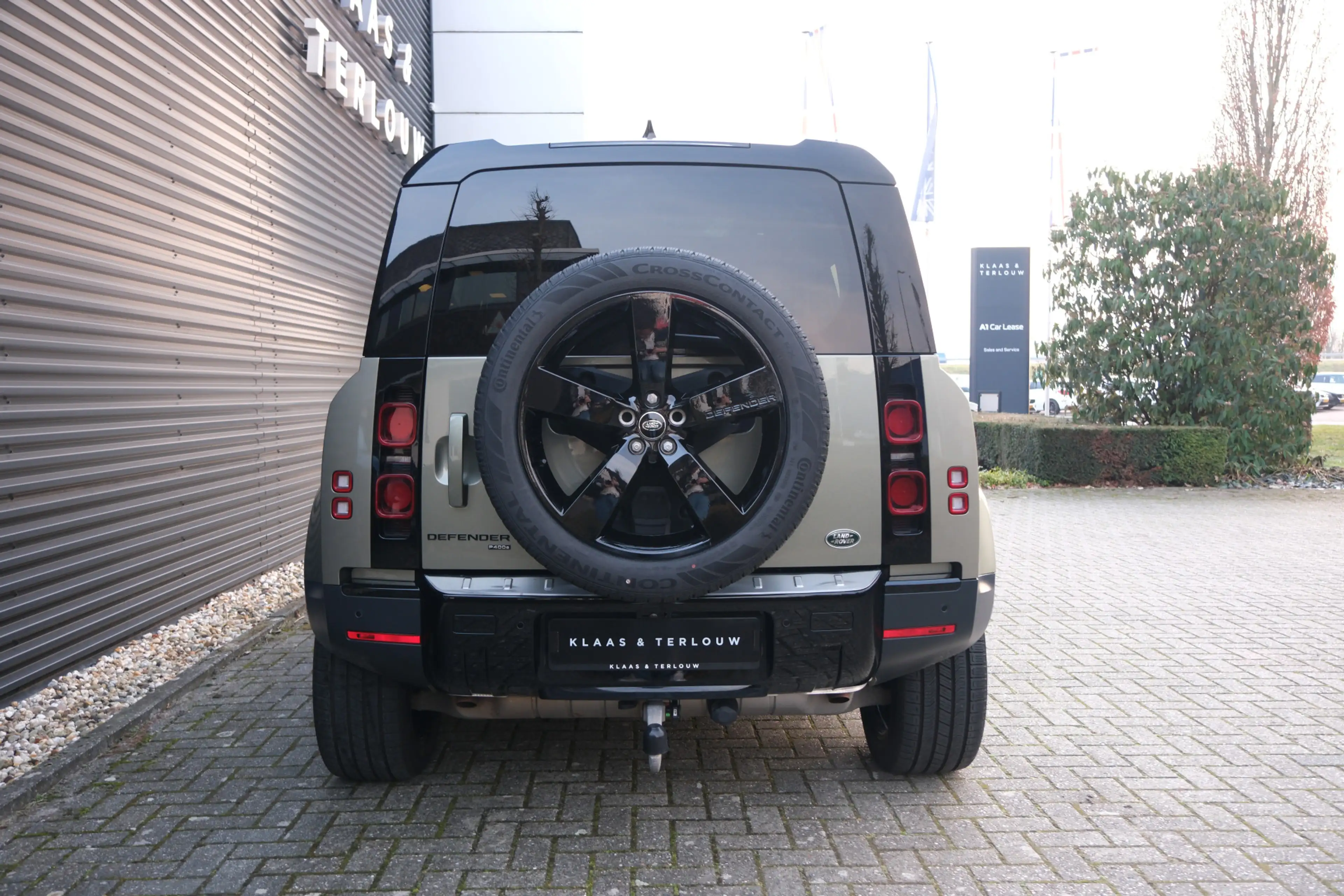 Land Rover Defender 110 2.0 P400e 110 SE / 22 Inch Black / Black Pack — photo 8