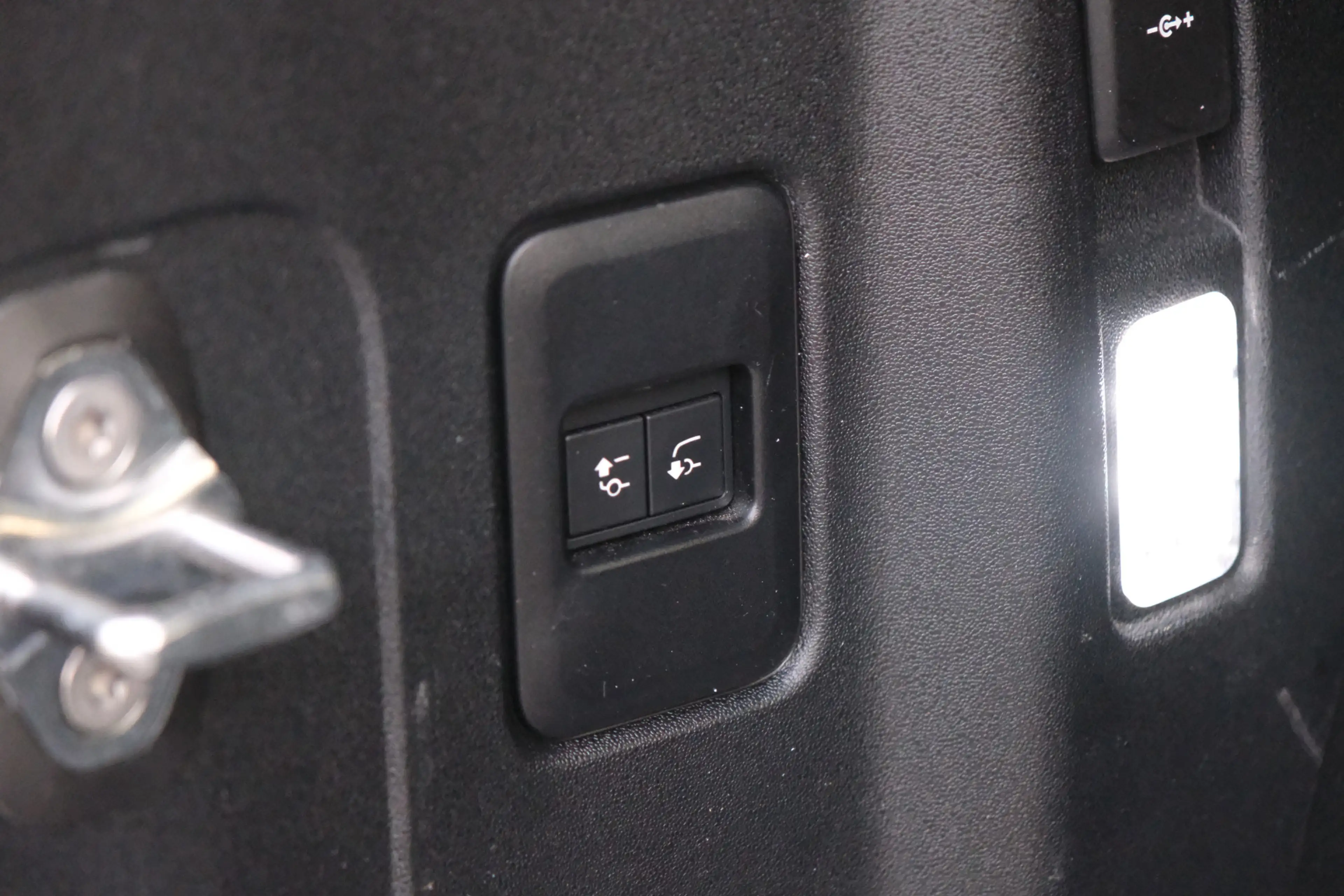 Land Rover Defender 110 2.0 P400e 110 SE / 22 Inch Black / Black Pack — photo 37