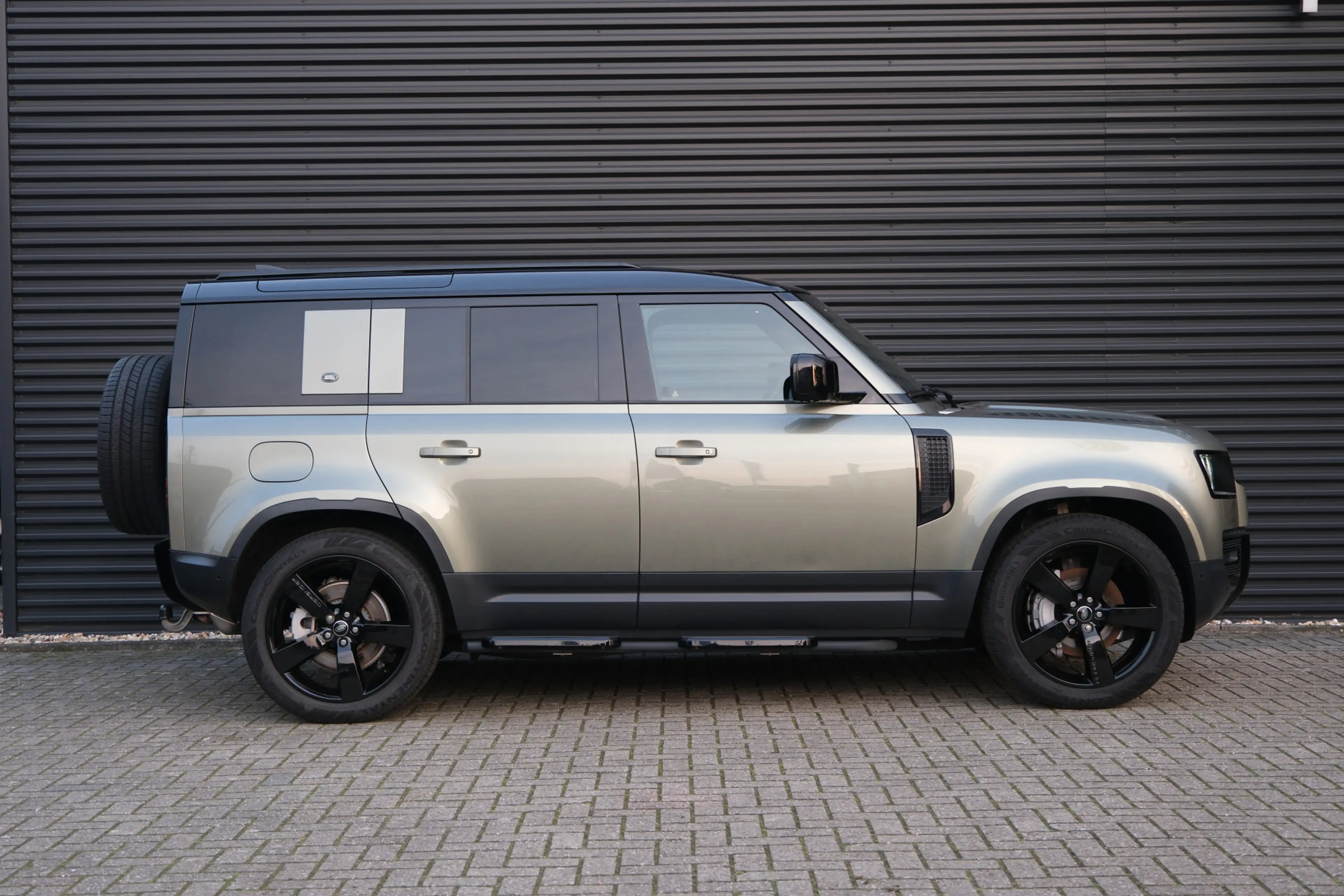 Land Rover Defender 110 2.0 P400e 110 SE / 22 Inch Black / Black Pack — photo 2